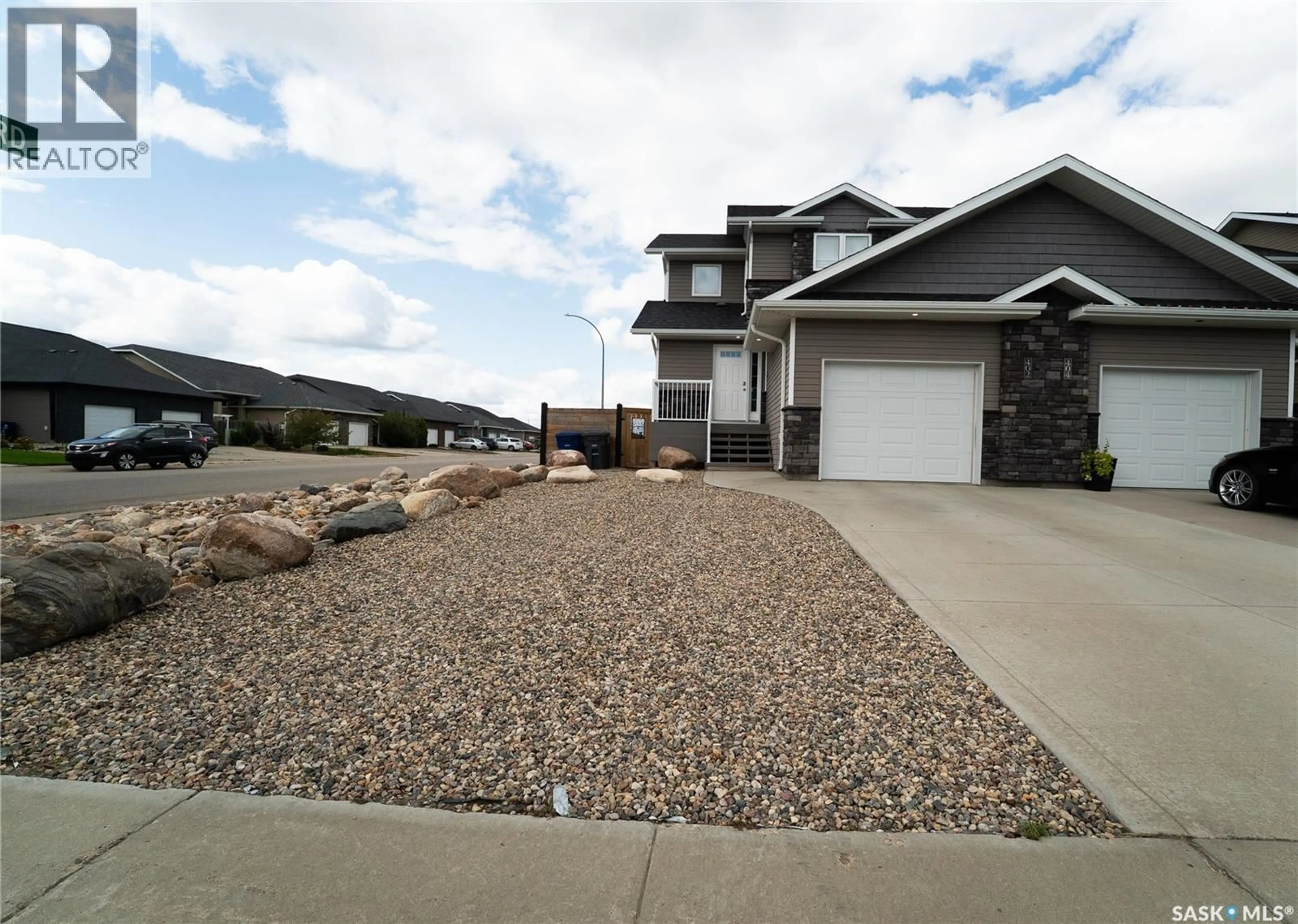 Home with vinyl exterior material, street for 402 SNEAD CRESCENT, Warman Saskatchewan S0K4S1