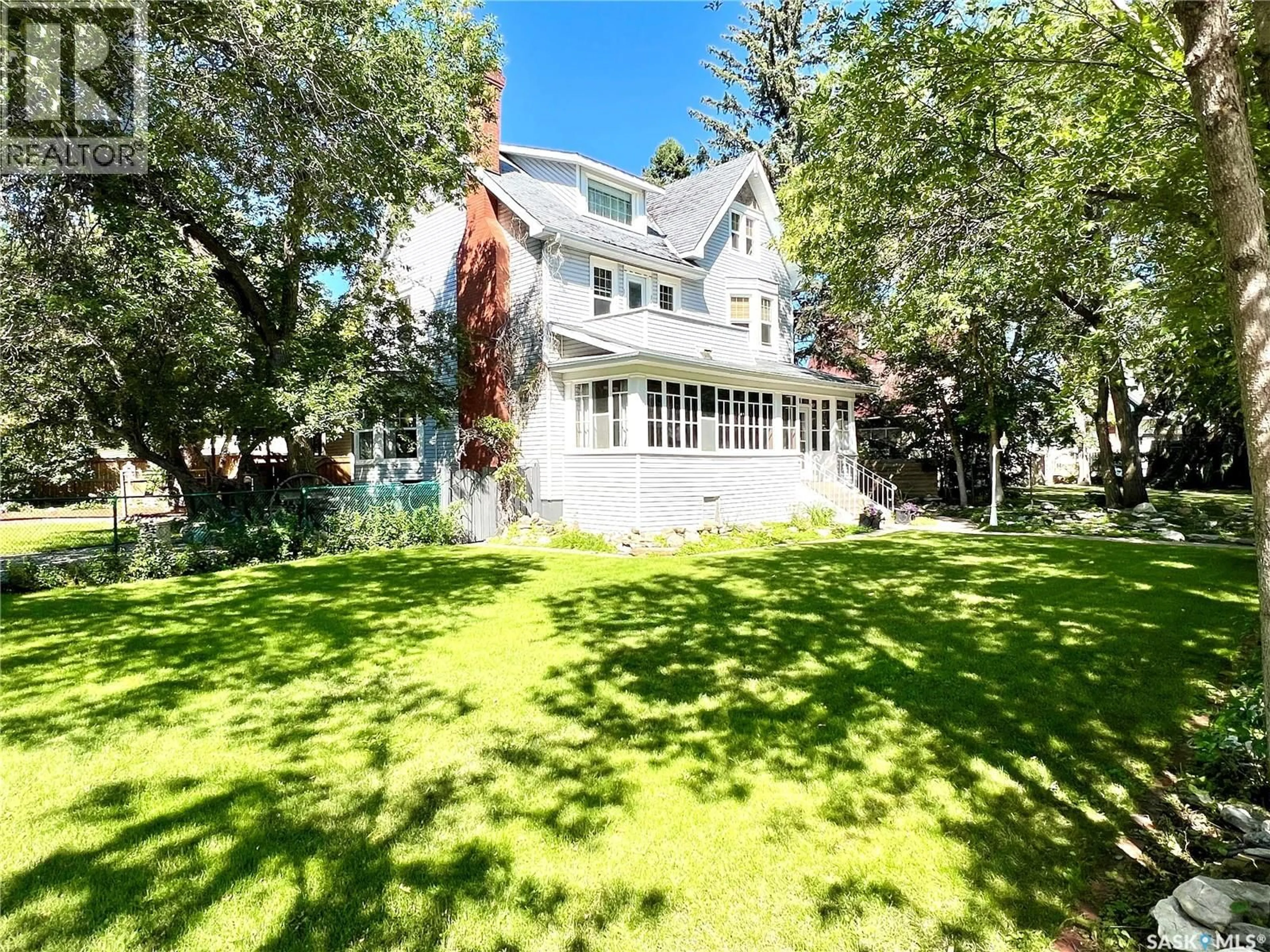 A pic from outside/outdoor area/front of a property/back of a property/a pic from drone, street for 446 4TH AVENUE, Swift Current Saskatchewan S9H2J8