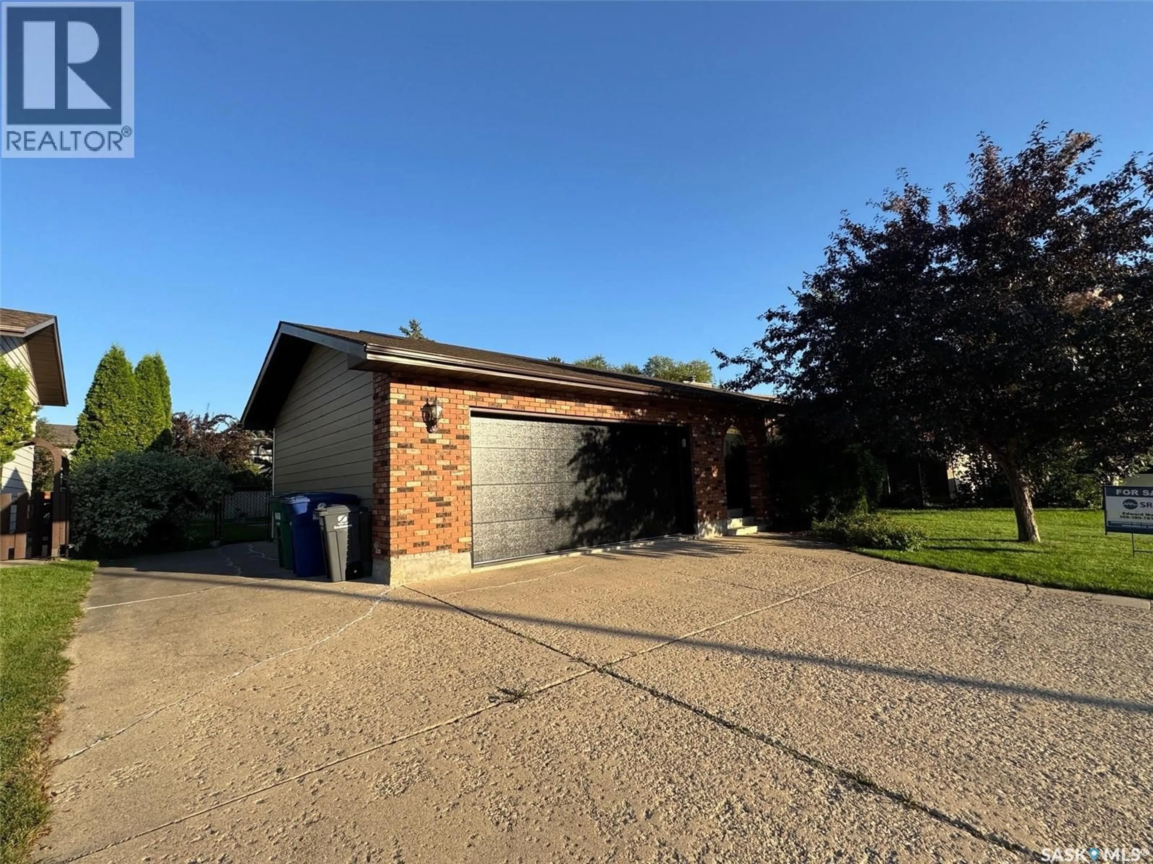 A pic from outside/outdoor area/front of a property/back of a property/a pic from drone, street for 418 EMERALD CRESCENT, Saskatoon Saskatchewan S7J4L3
