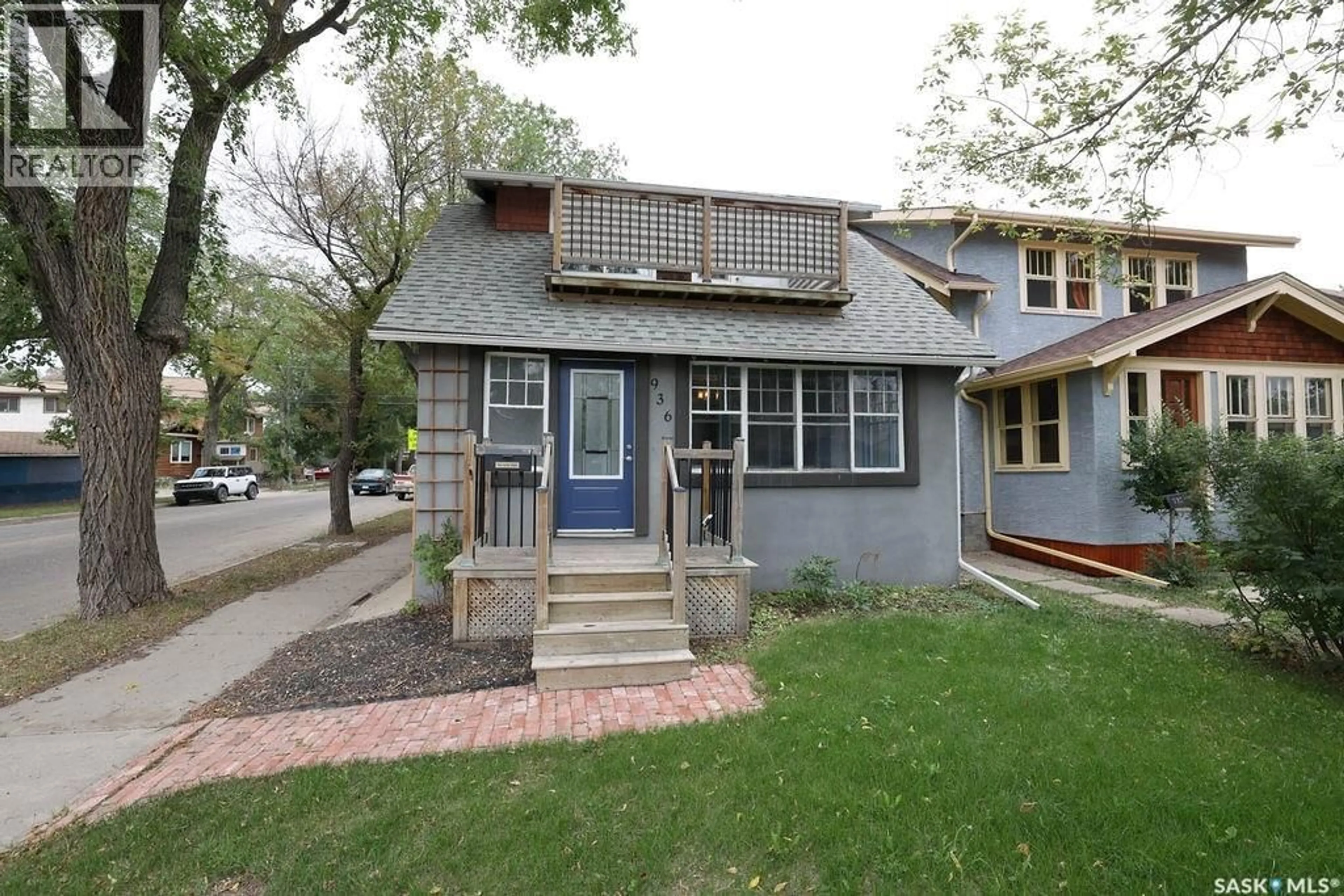 Home with vinyl exterior material, street for 936 COLLEGE AVENUE, Regina Saskatchewan S4N0Y3