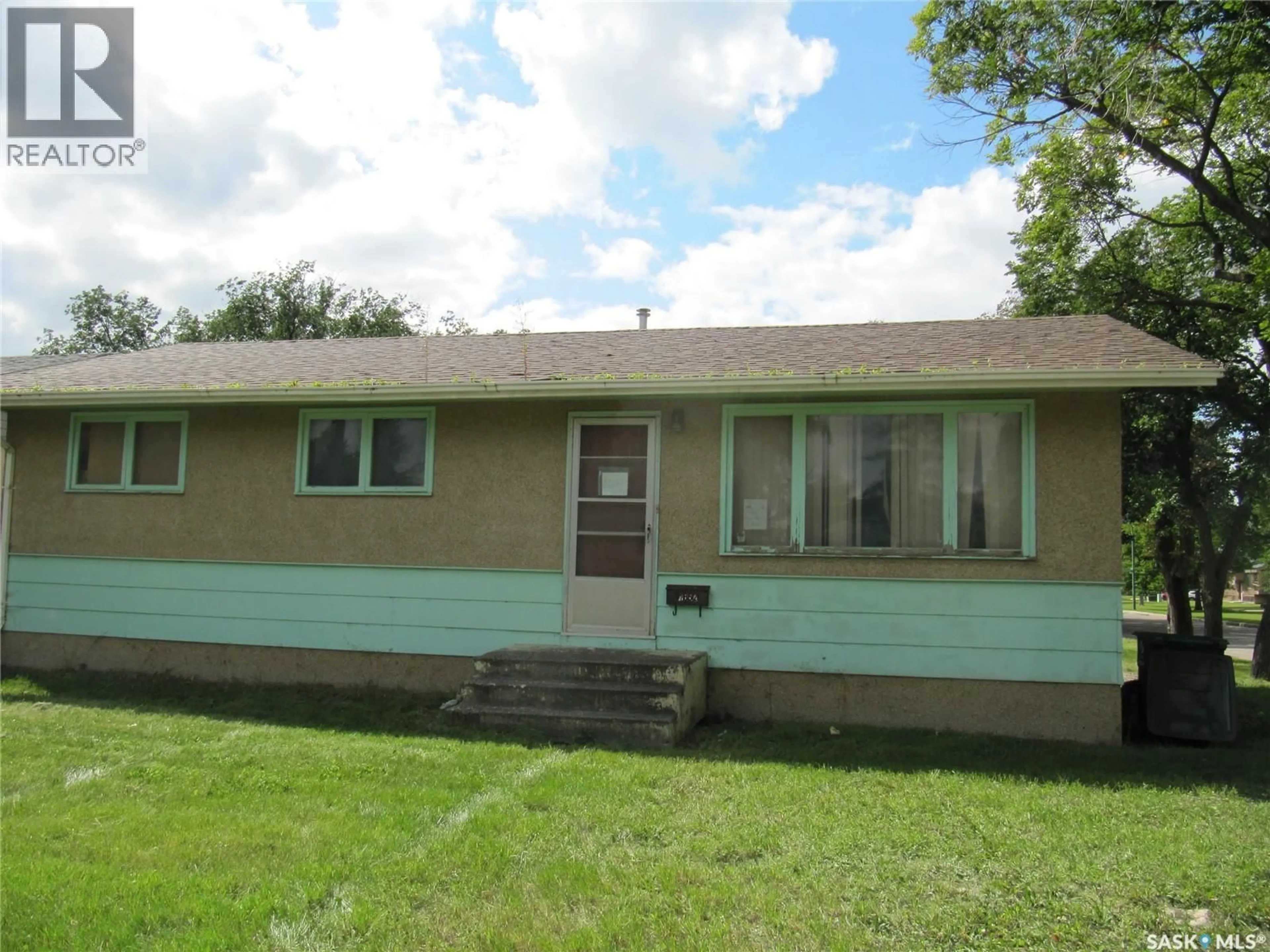 Home with vinyl exterior material, building for 1652 CENTRAL AVENUE, Saskatoon Saskatchewan S7N2H5