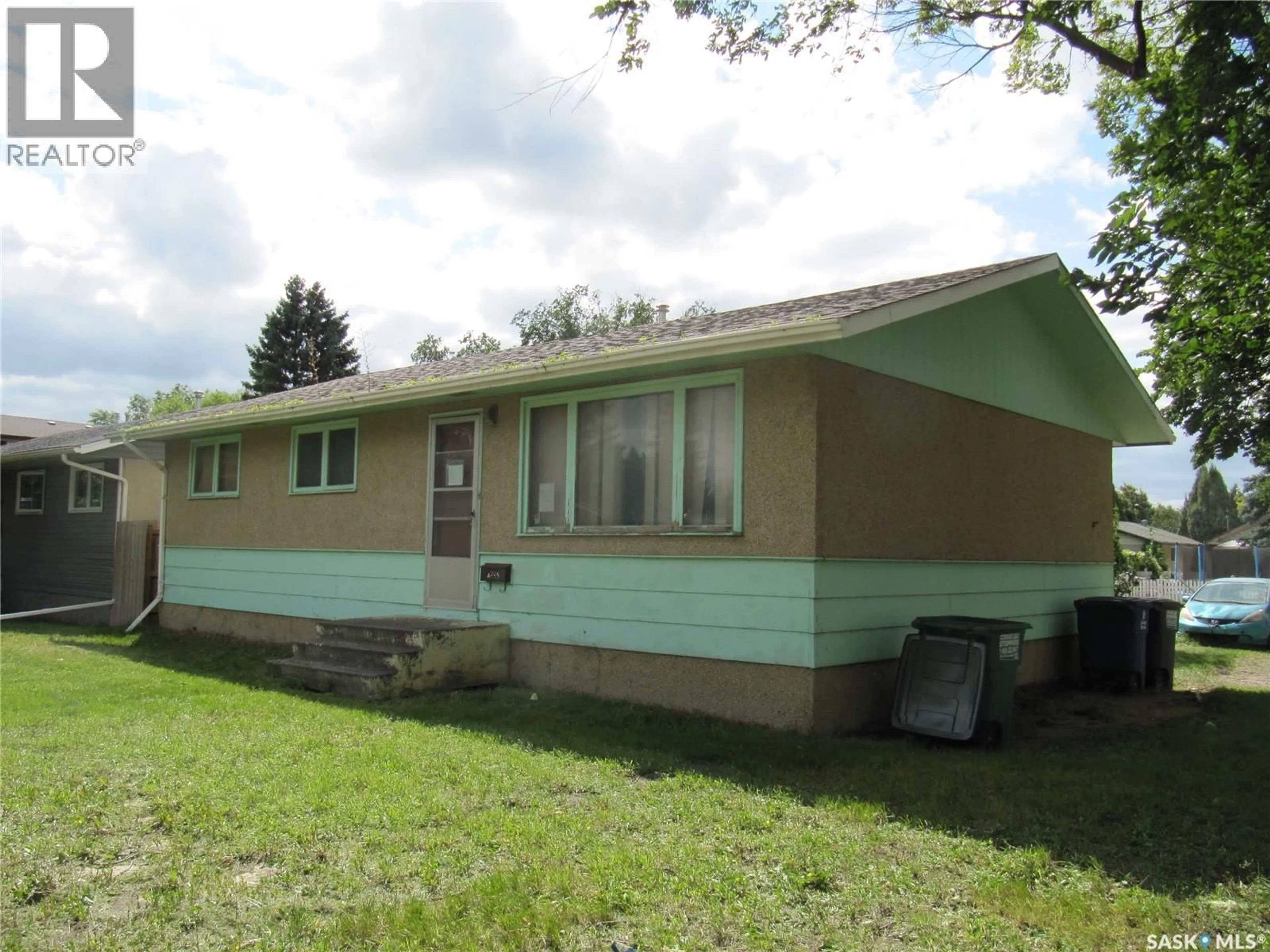 Home with vinyl exterior material, building for 1652 CENTRAL AVENUE, Saskatoon Saskatchewan S7N2H5