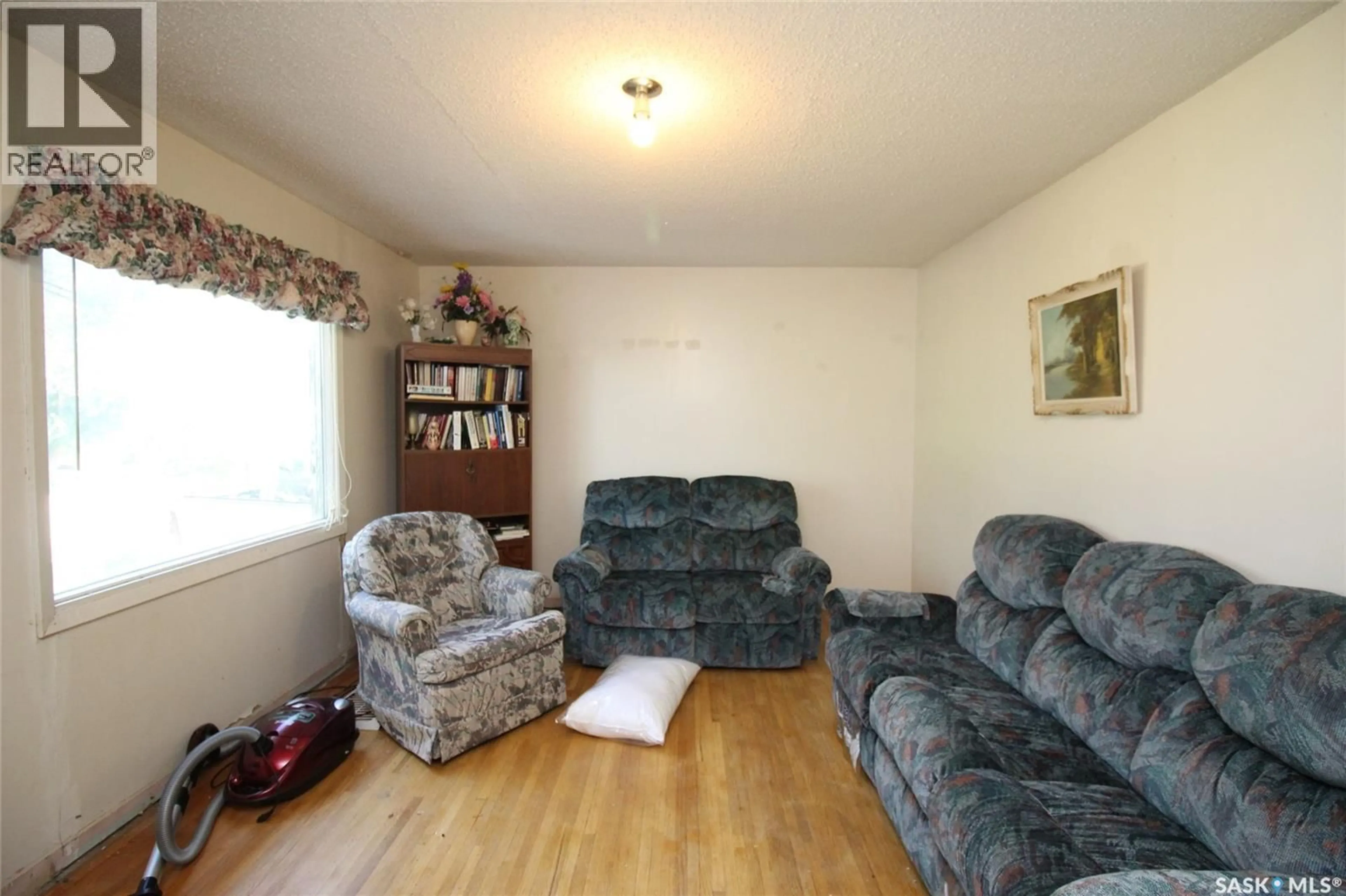 Living room with furniture, unknown for 810 2ND AVENUE, Simmie Saskatchewan S0N2N0