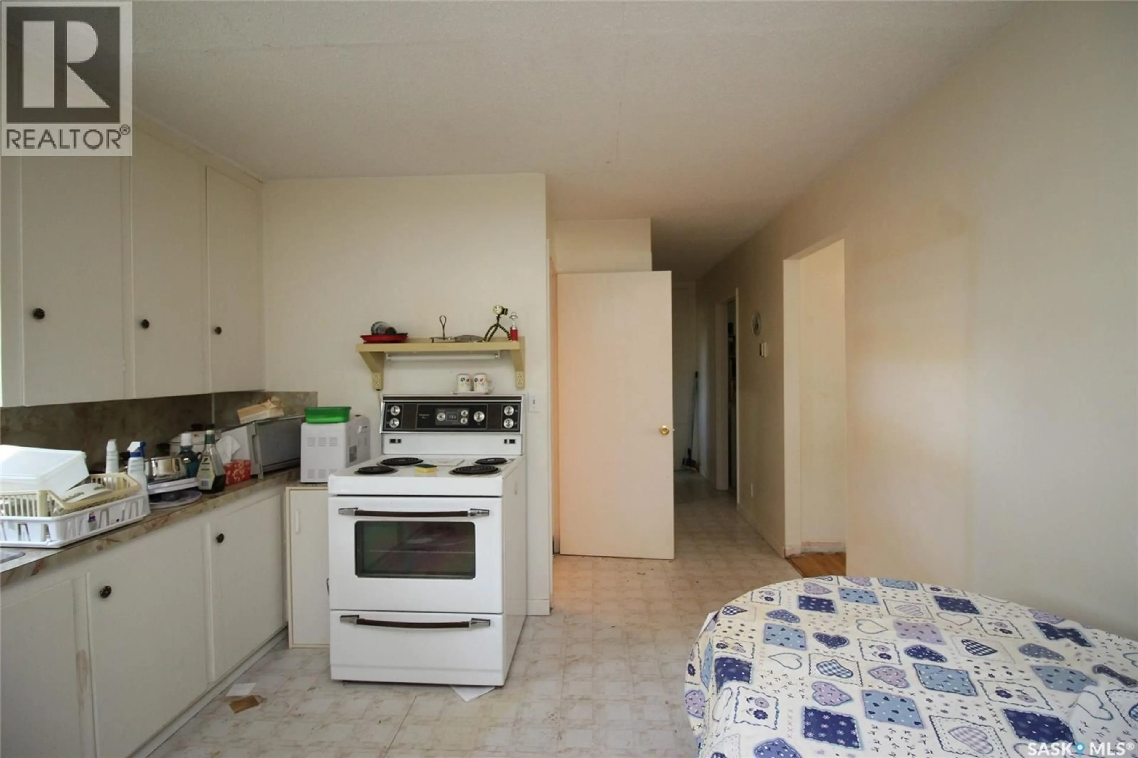 Standard kitchen, ceramic/tile floor for 810 2ND AVENUE, Simmie Saskatchewan S0N2N0