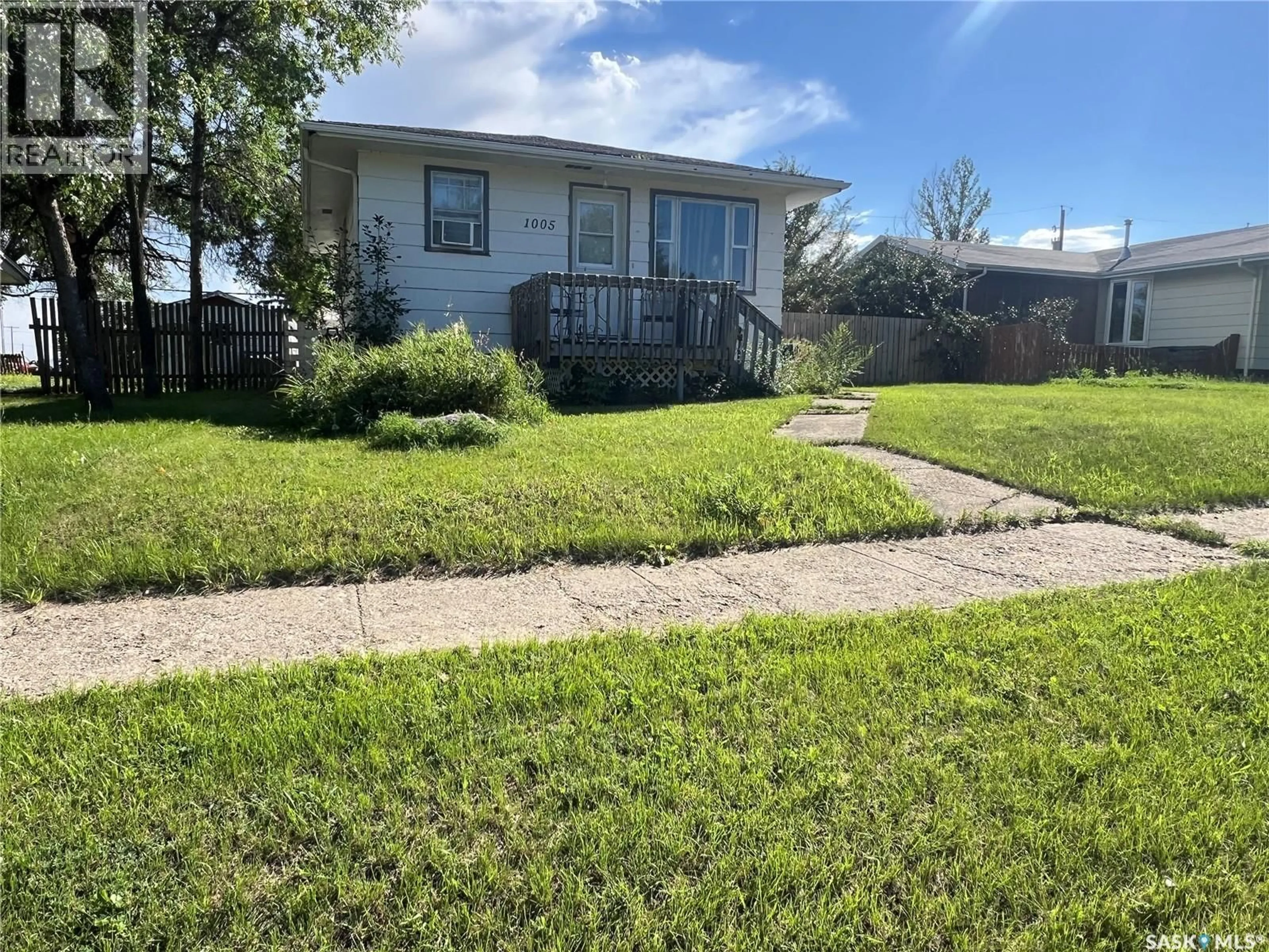 A pic from outside/outdoor area/front of a property/back of a property/a pic from drone, street for 1005 HERBERT AVENUE, Herbert Saskatchewan S0H2A0