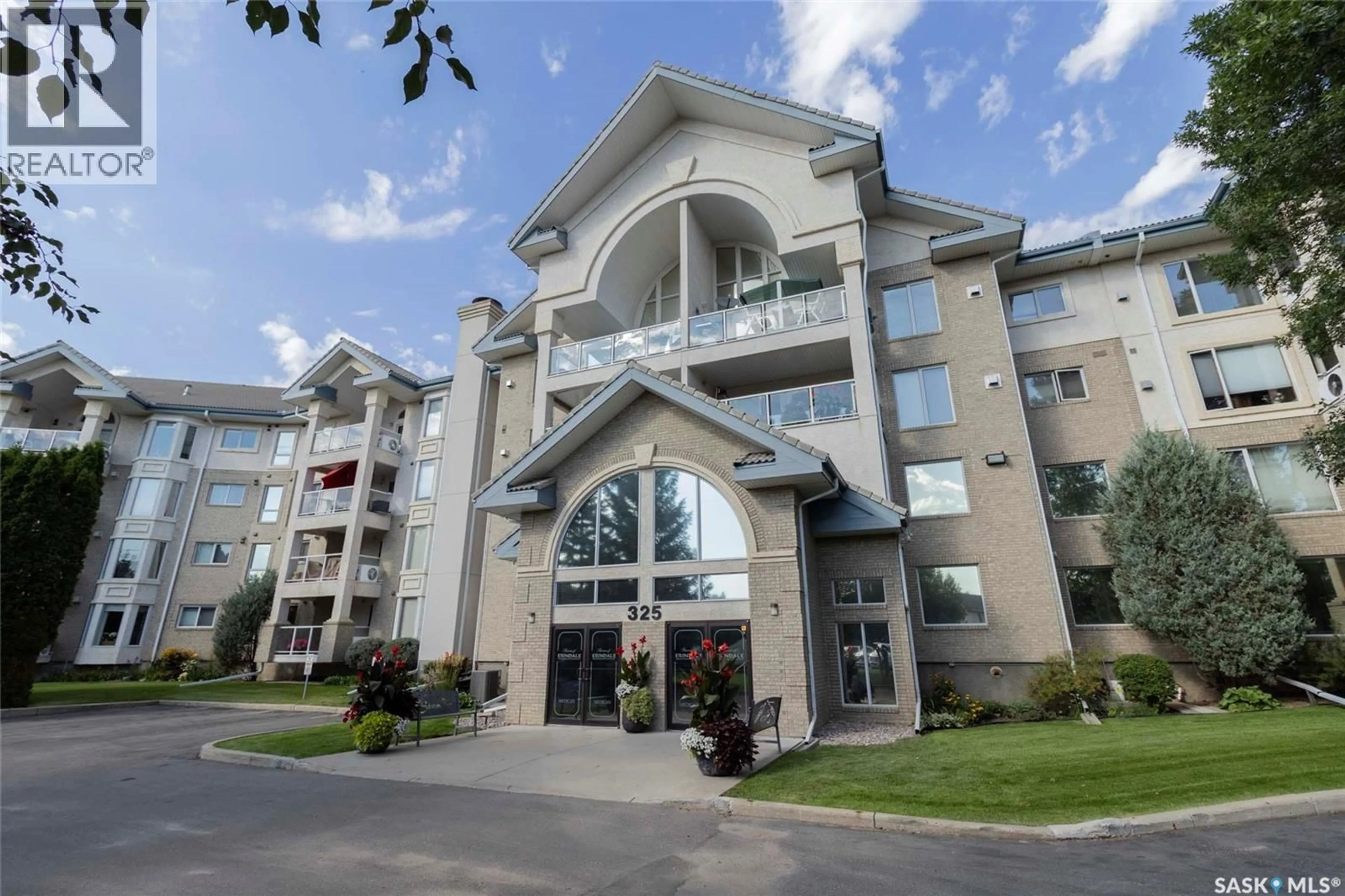 Indoor foyer for 325 - 334 KEEVIL CRESCENT, Saskatoon Saskatchewan S7N4R8