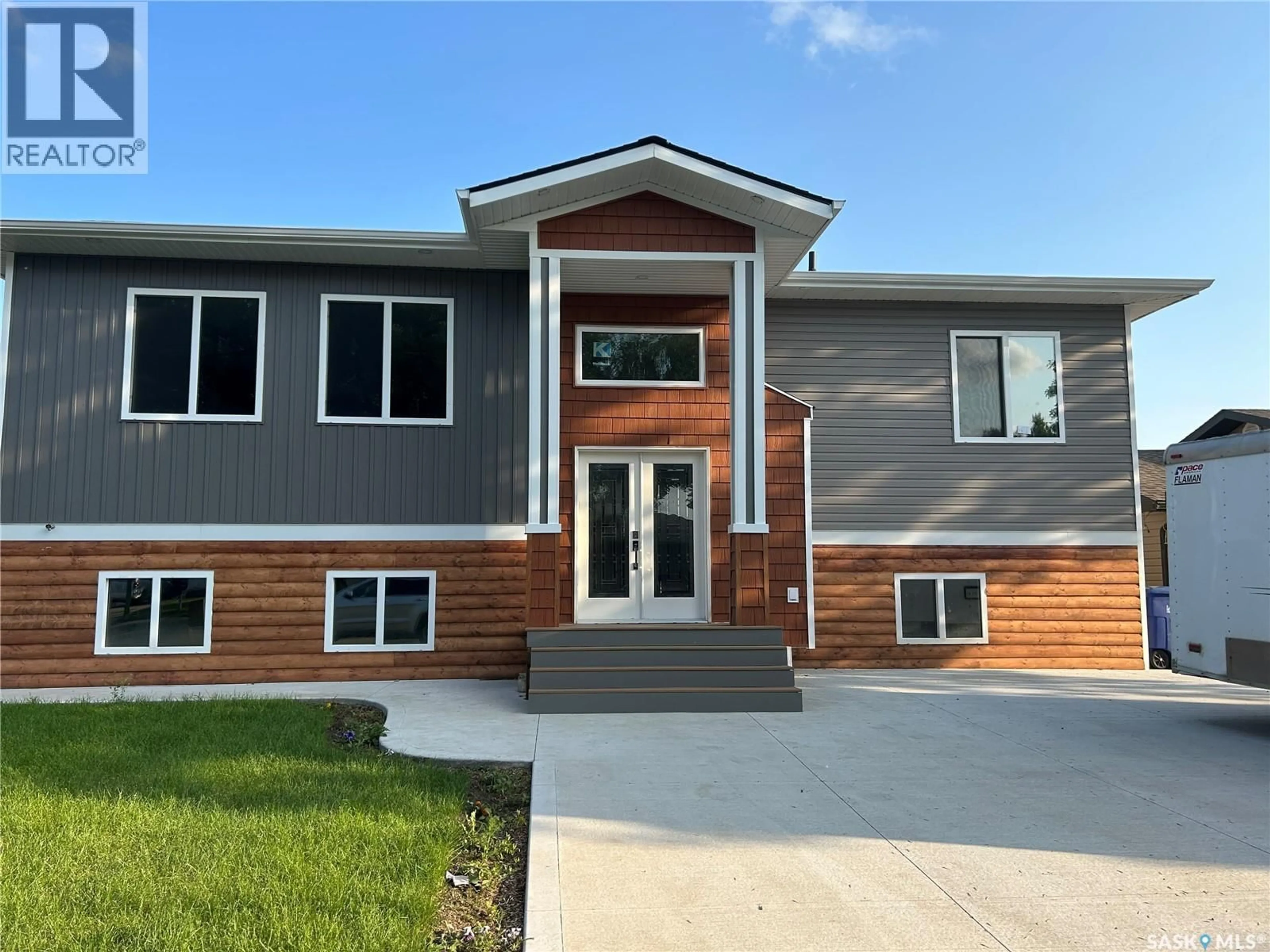 Home with vinyl exterior material, building for 2001 37TH STREET, Saskatoon Saskatchewan S7L4E5