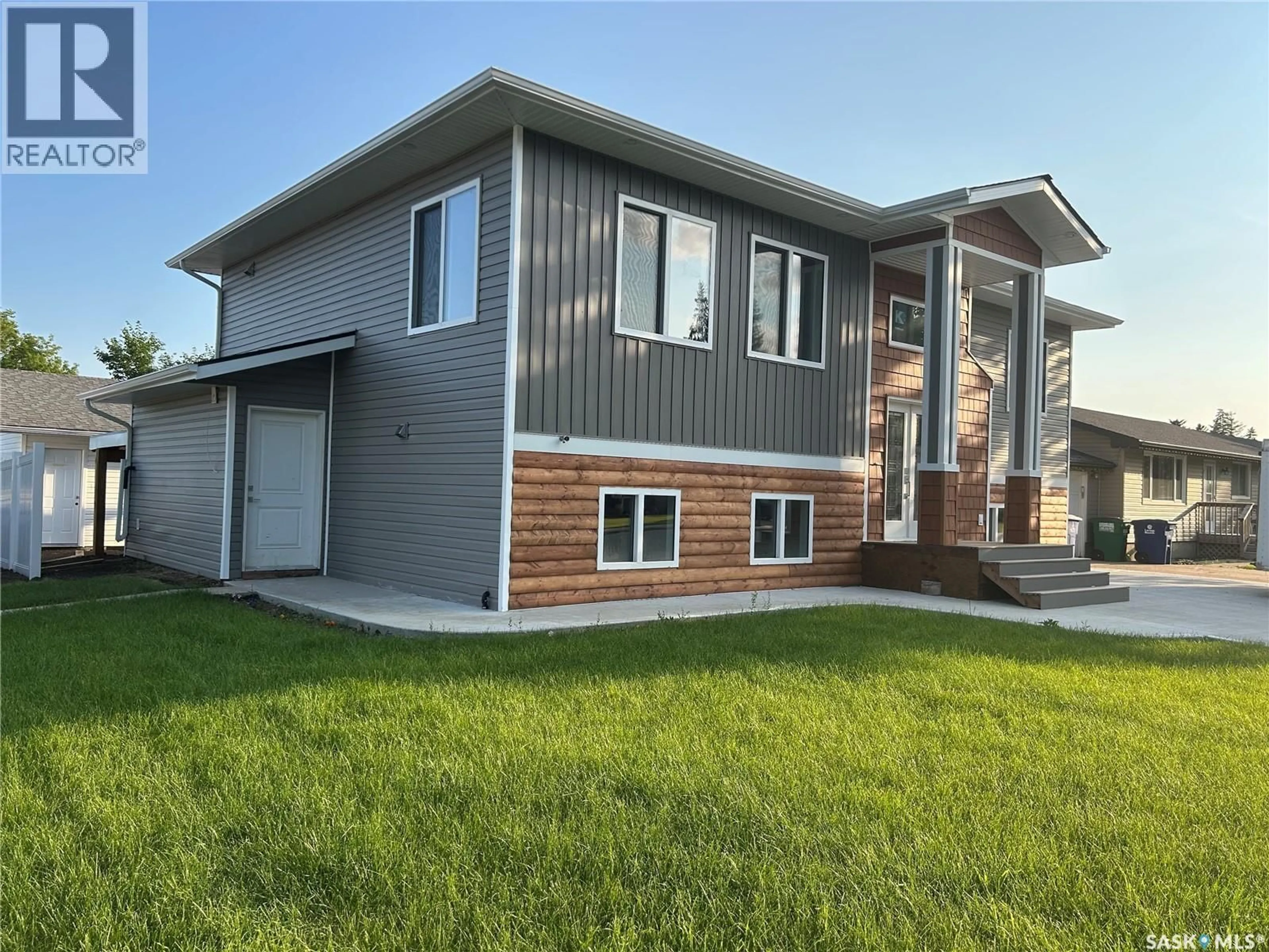 Home with vinyl exterior material, street for 2001 37TH STREET, Saskatoon Saskatchewan S7L4E5