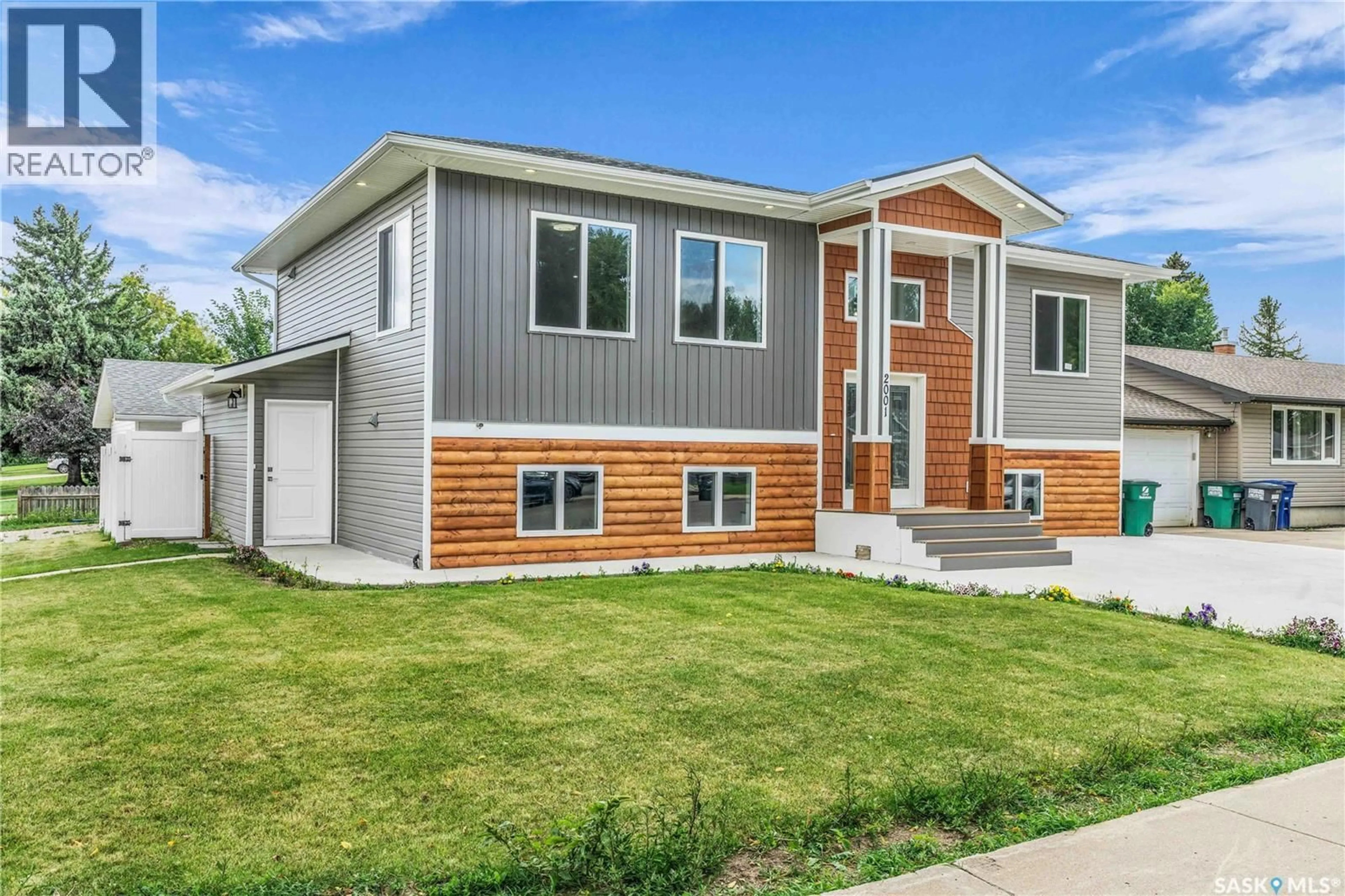 Home with vinyl exterior material, street for 2001 37TH STREET, Saskatoon Saskatchewan S7L4E5