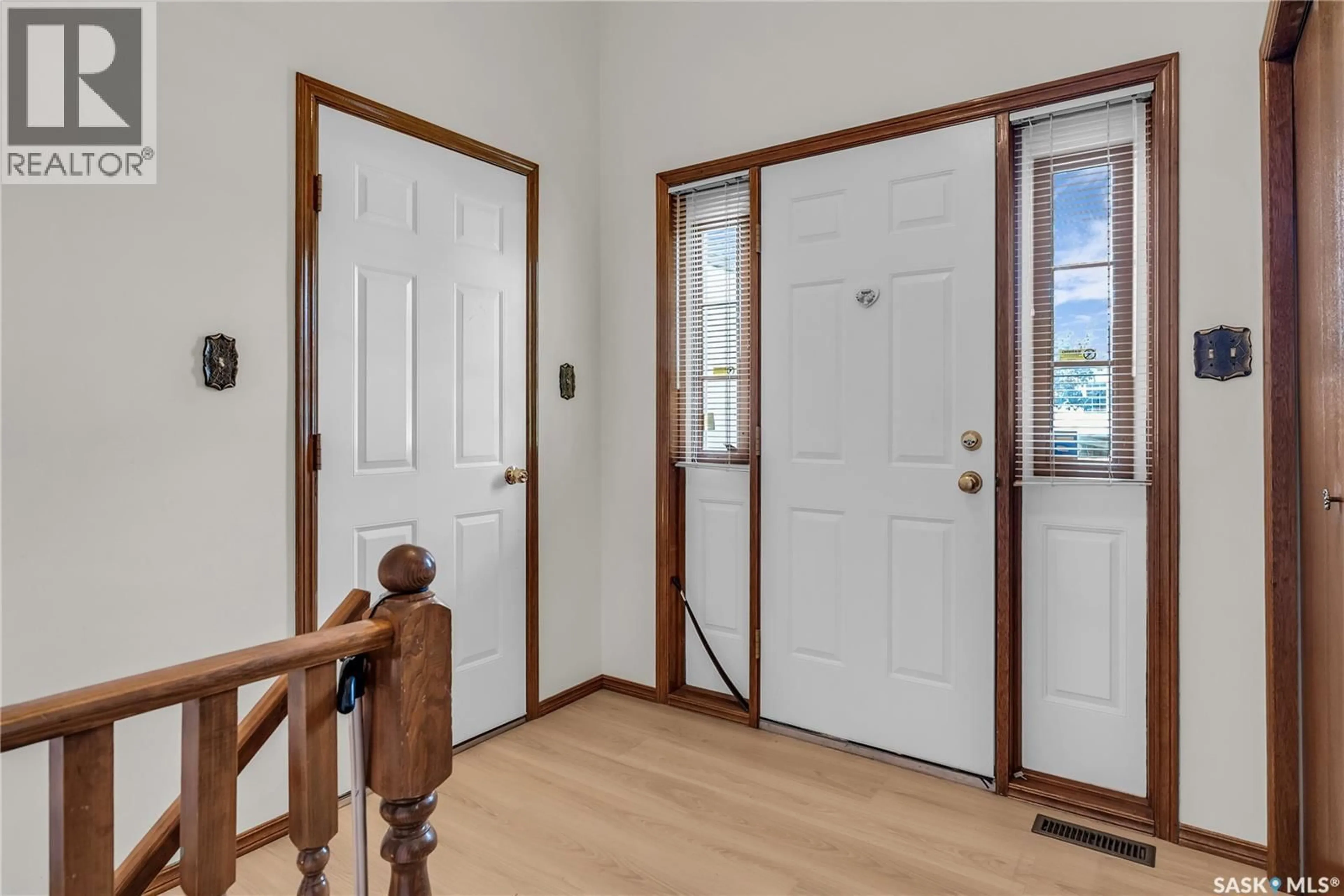 Indoor entryway for 502 HALL CRESCENT, Saskatoon Saskatchewan S7L7H3