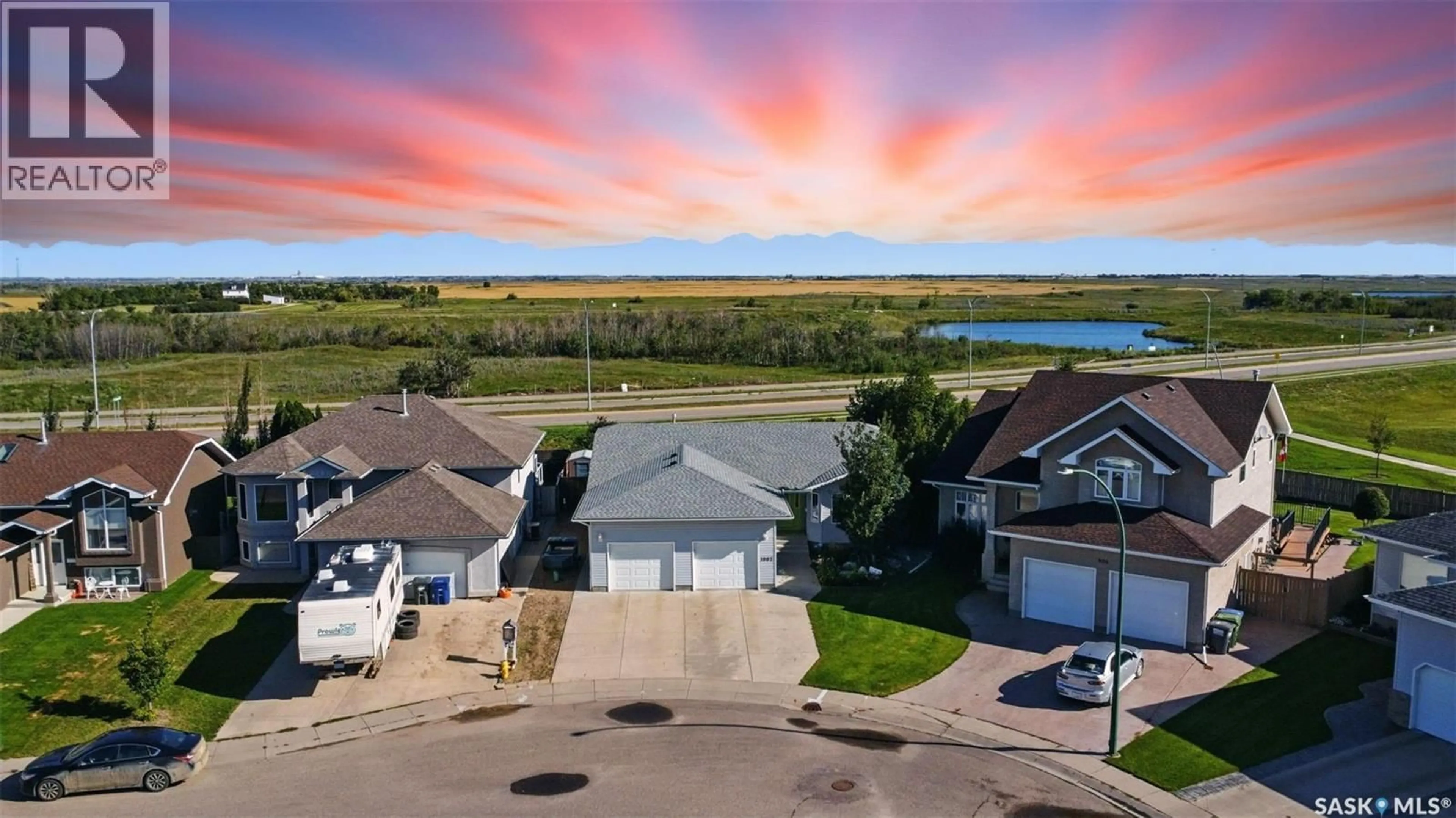 A pic from outside/outdoor area/front of a property/back of a property/a pic from drone, water/lake/river/ocean view for 1002 CARR CRESCENT, Saskatoon Saskatchewan S7S1L9
