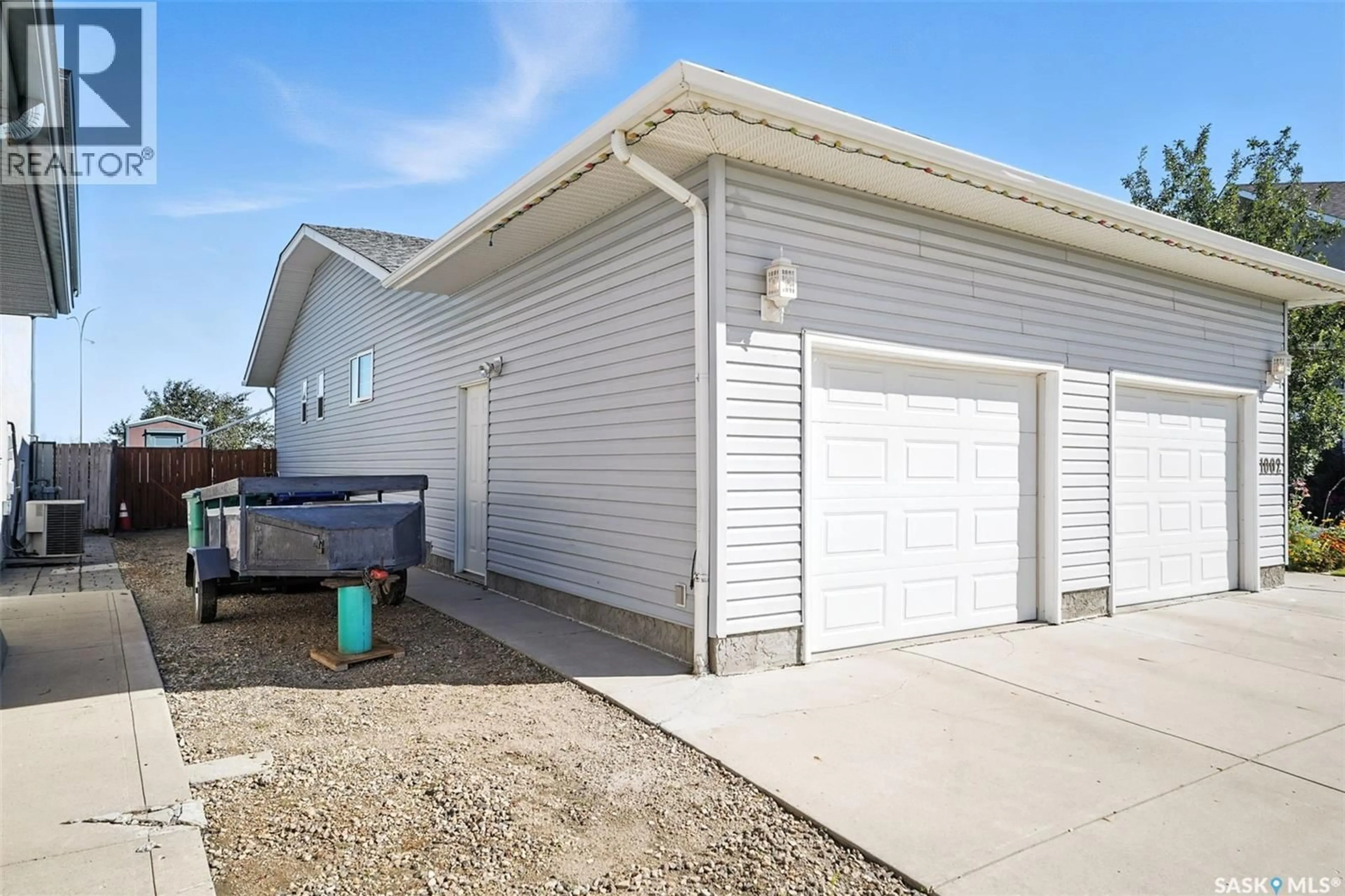 Indoor garage for 1002 CARR CRESCENT, Saskatoon Saskatchewan S7S1L9