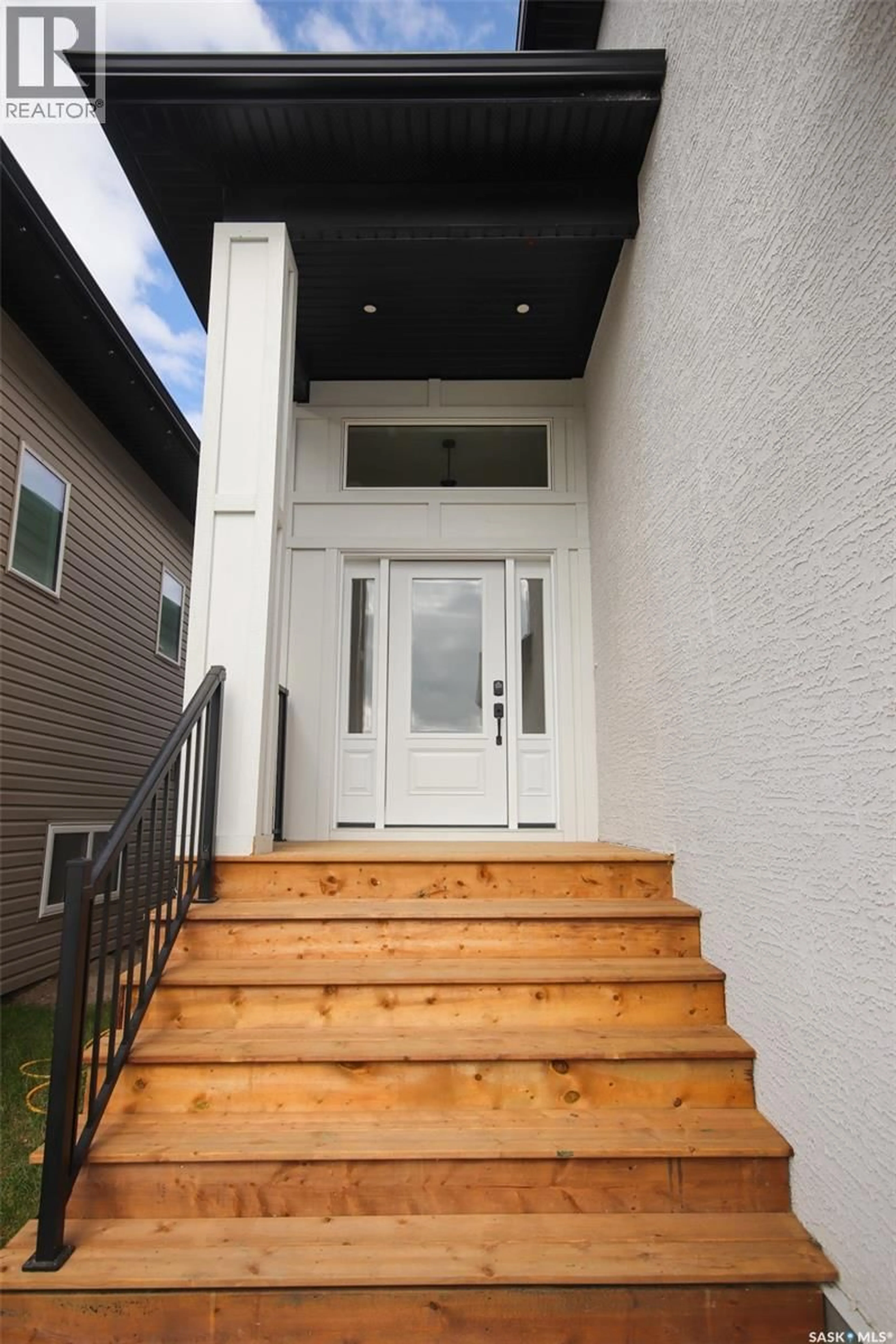 Indoor entryway for 642 SHARMA CRESCENT, Saskatoon Saskatchewan S7W1L2
