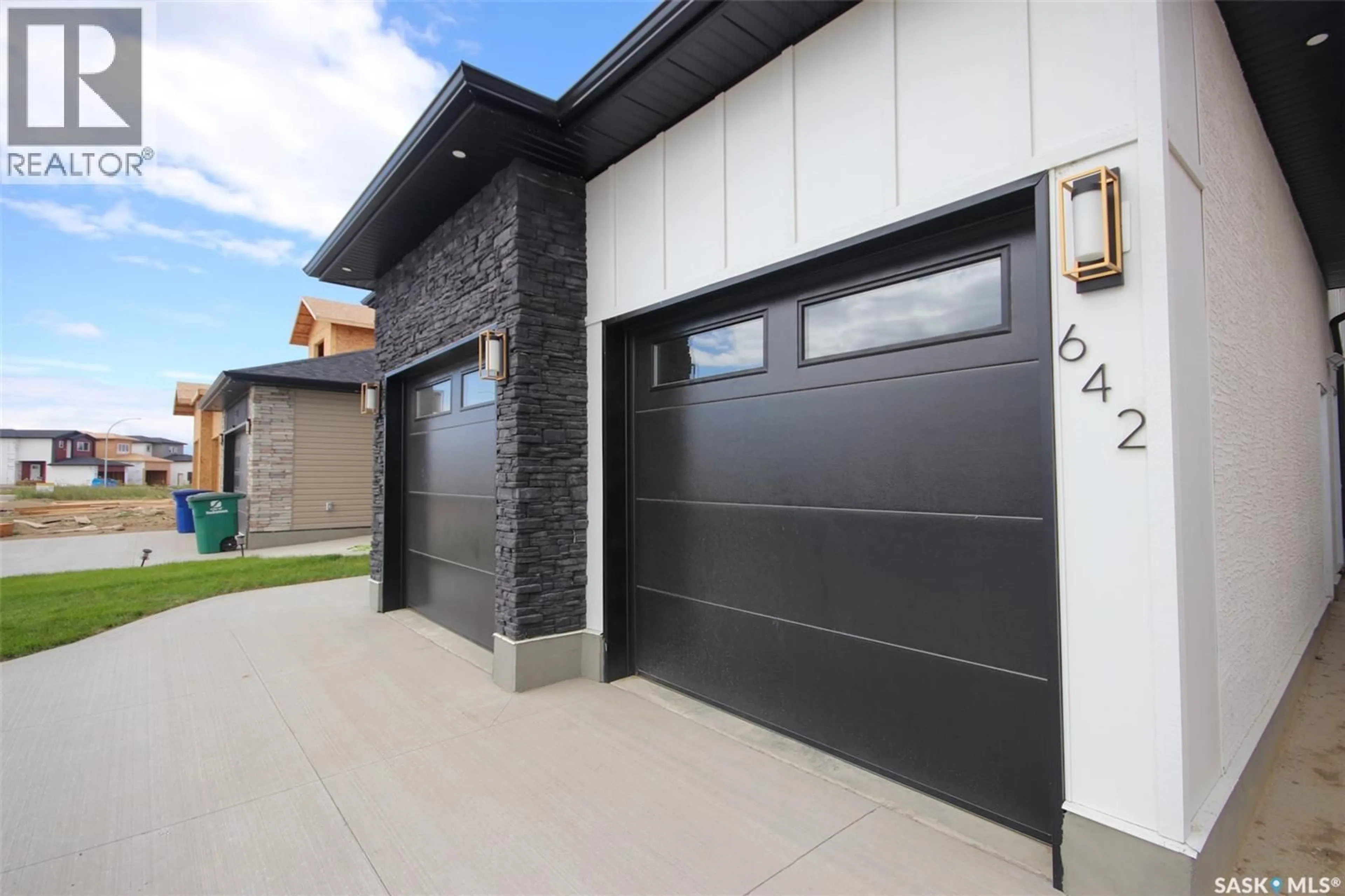 Indoor garage for 642 SHARMA CRESCENT, Saskatoon Saskatchewan S7W1L2