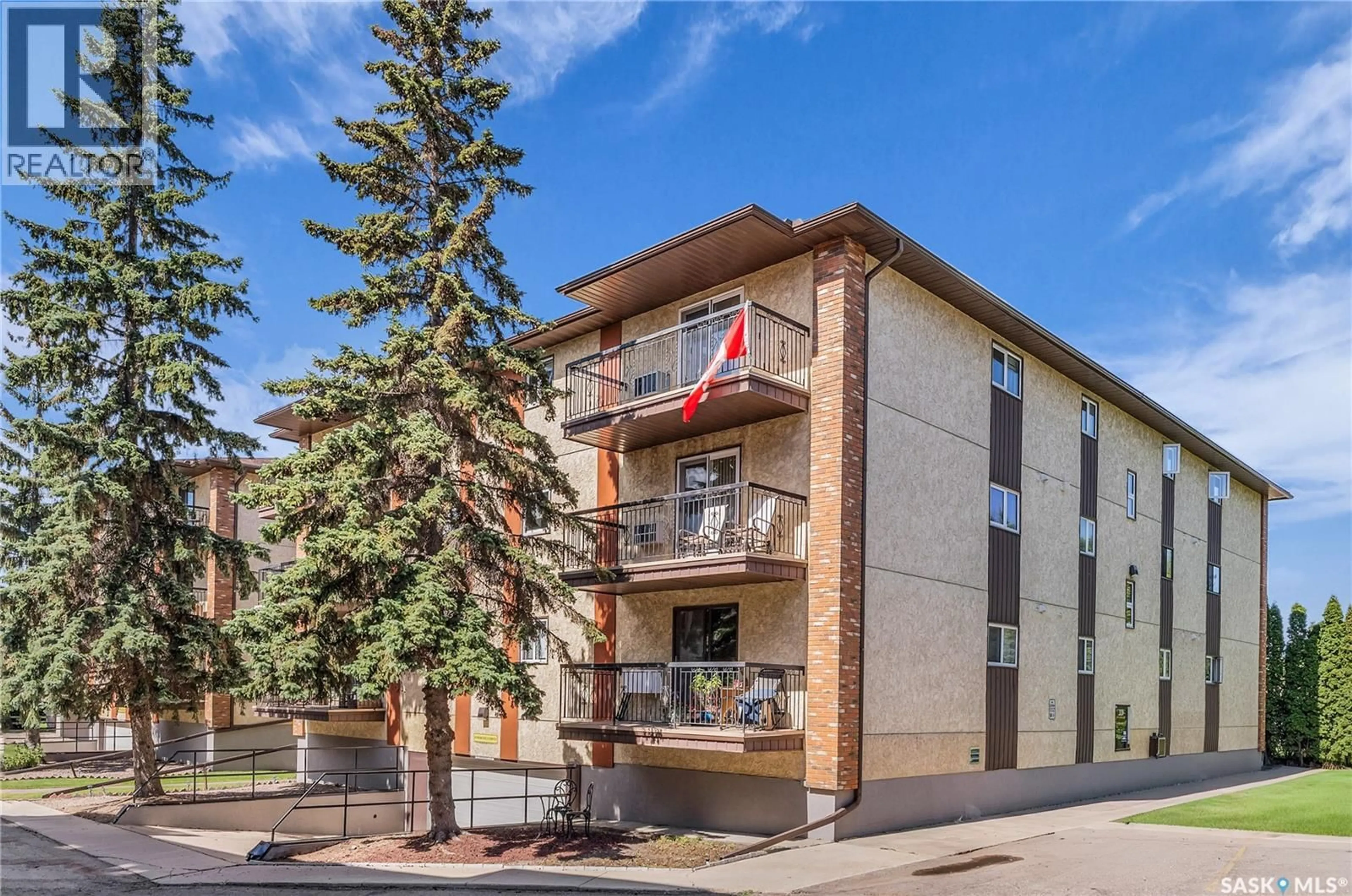 Patio, building for 305 - 3130 LOUISE STREET, Saskatoon Saskatchewan S7J3L8