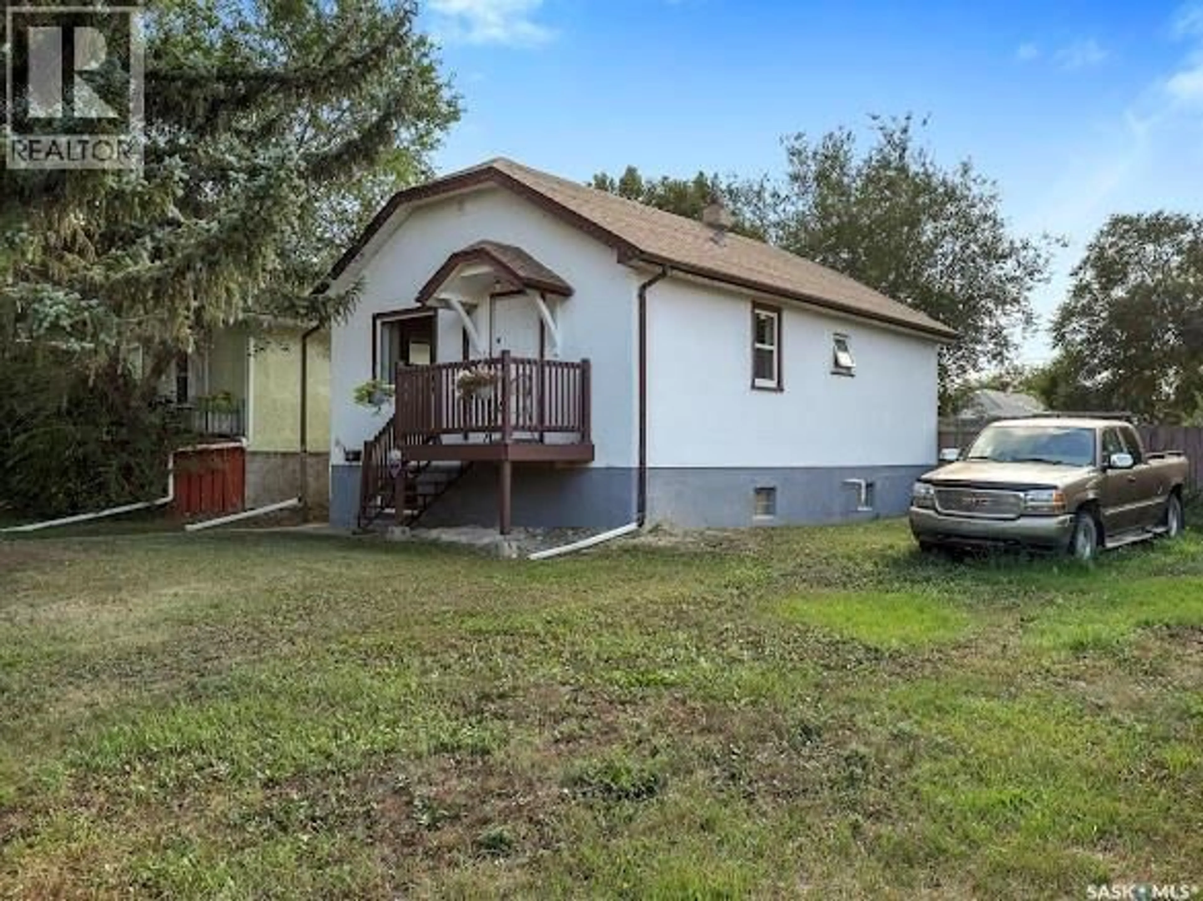 A pic from outside/outdoor area/front of a property/back of a property/a pic from drone, unknown for 834 RAE STREET, Regina Saskatchewan S4T2B2