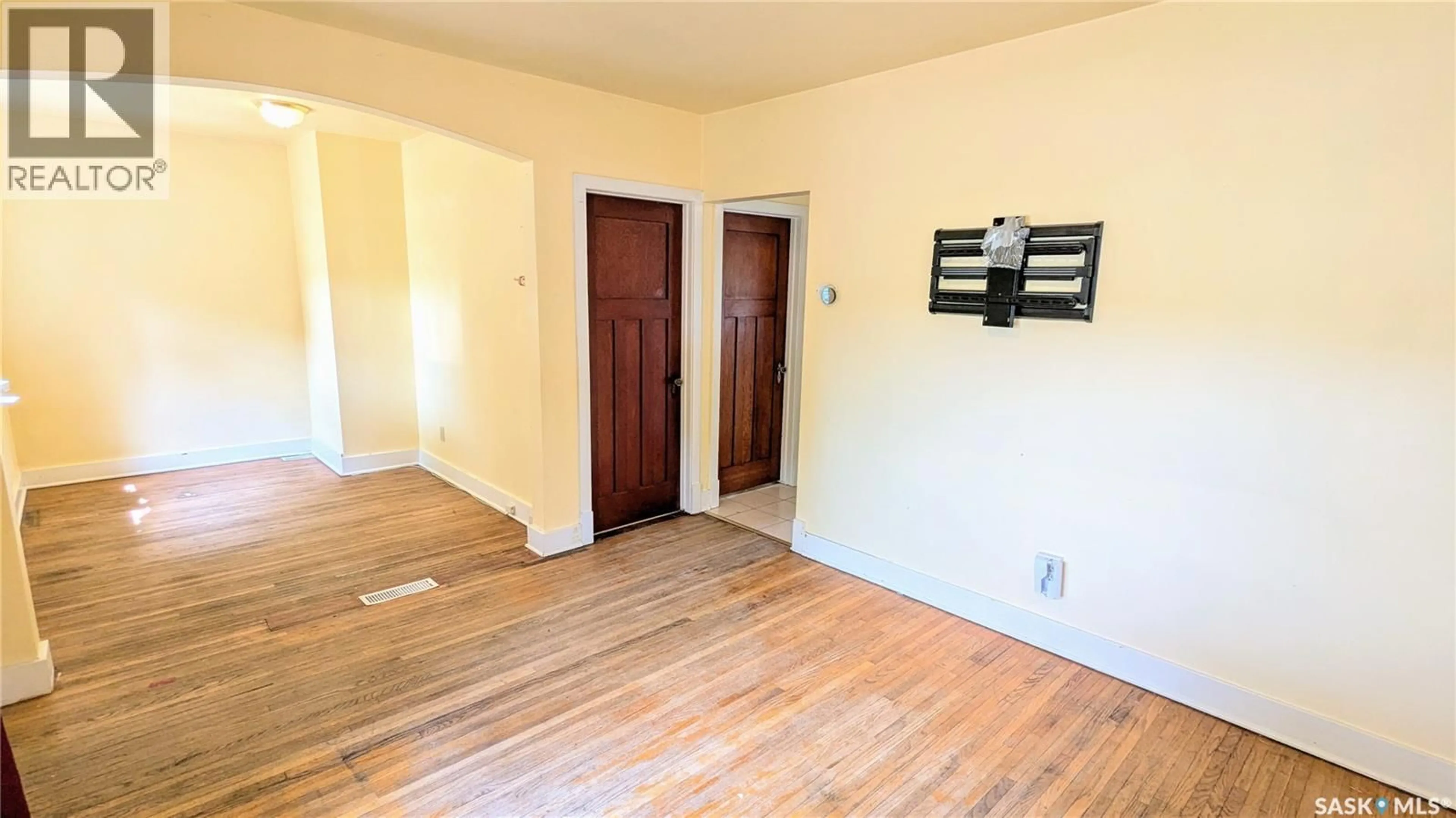 A pic of a room for 1306 E AVENUE N, Saskatoon Saskatchewan S7L1T5