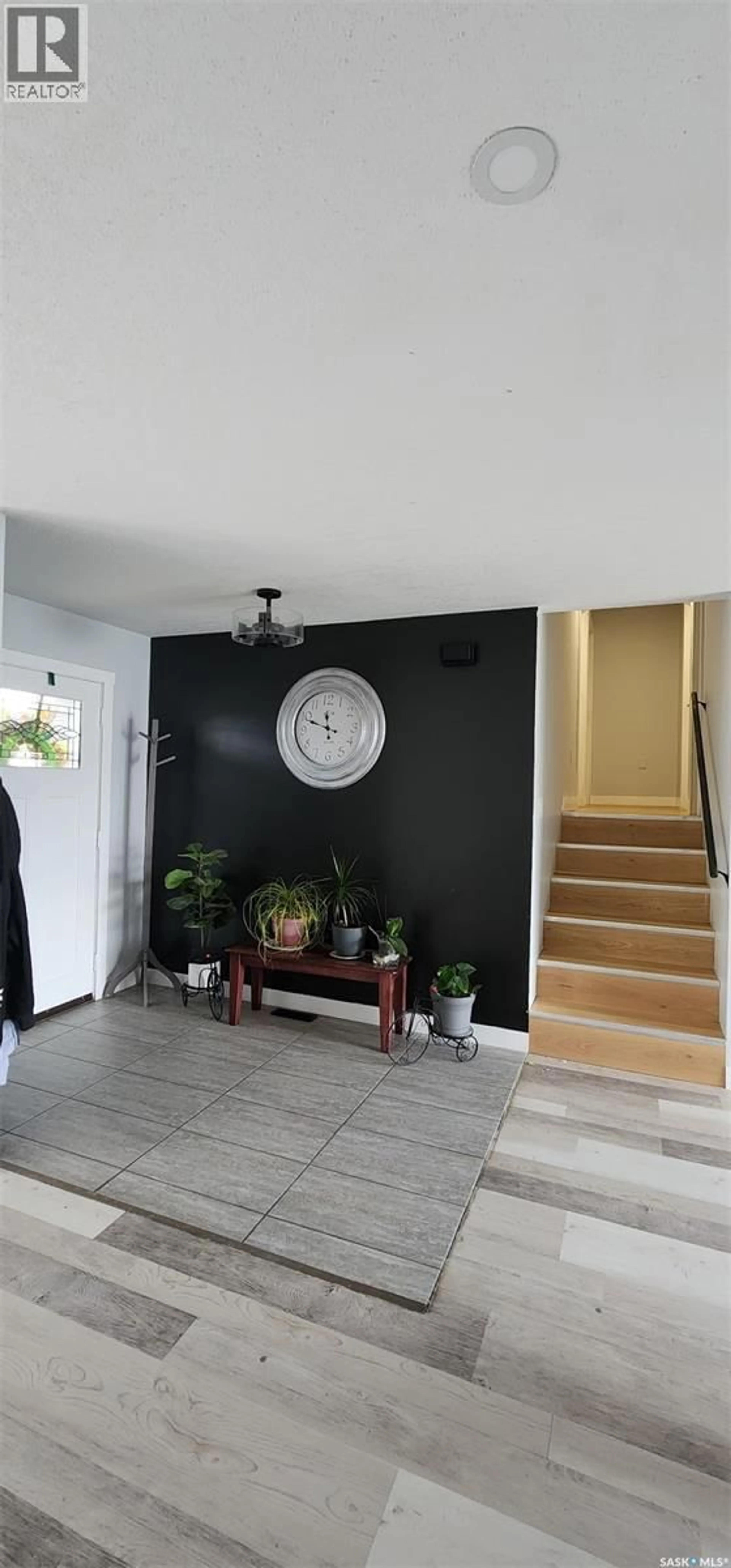 Indoor foyer for 613 PETERS AVENUE, Oxbow Saskatchewan S0C2B0