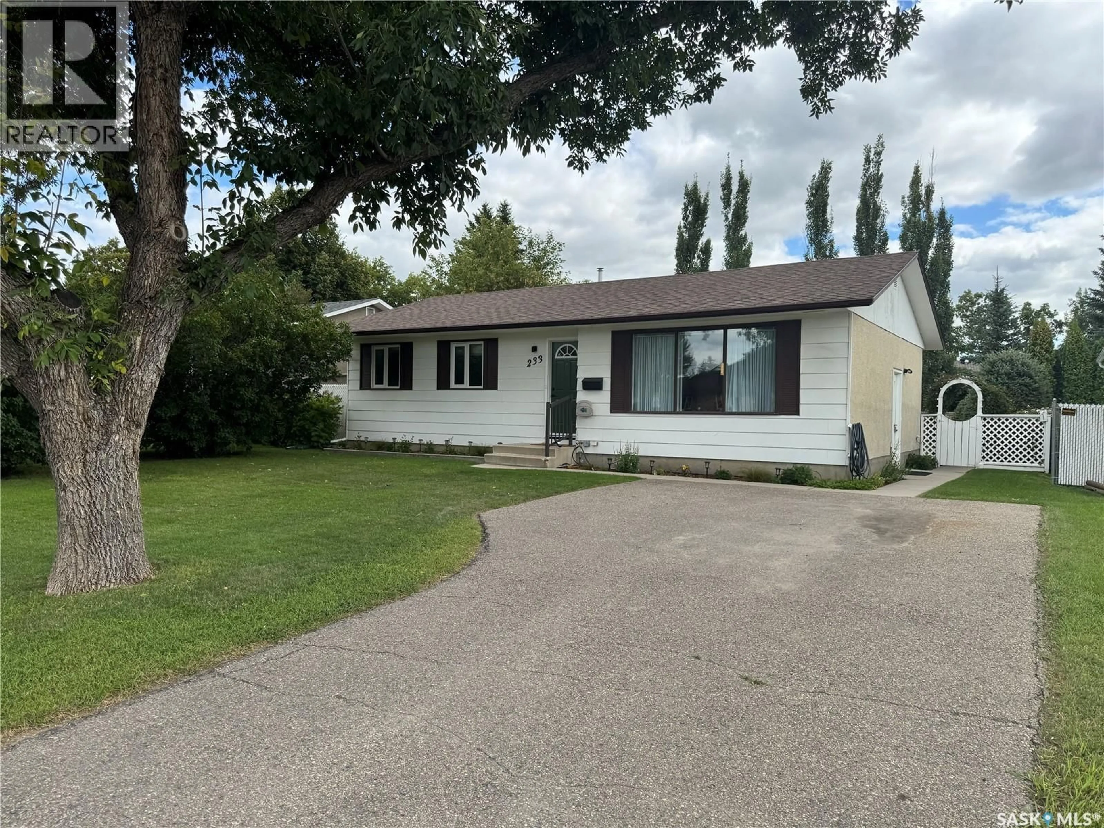 A pic from outside/outdoor area/front of a property/back of a property/a pic from drone, street for 233 ASSINIBOINE DRIVE, Saskatoon Saskatchewan S7K4A3