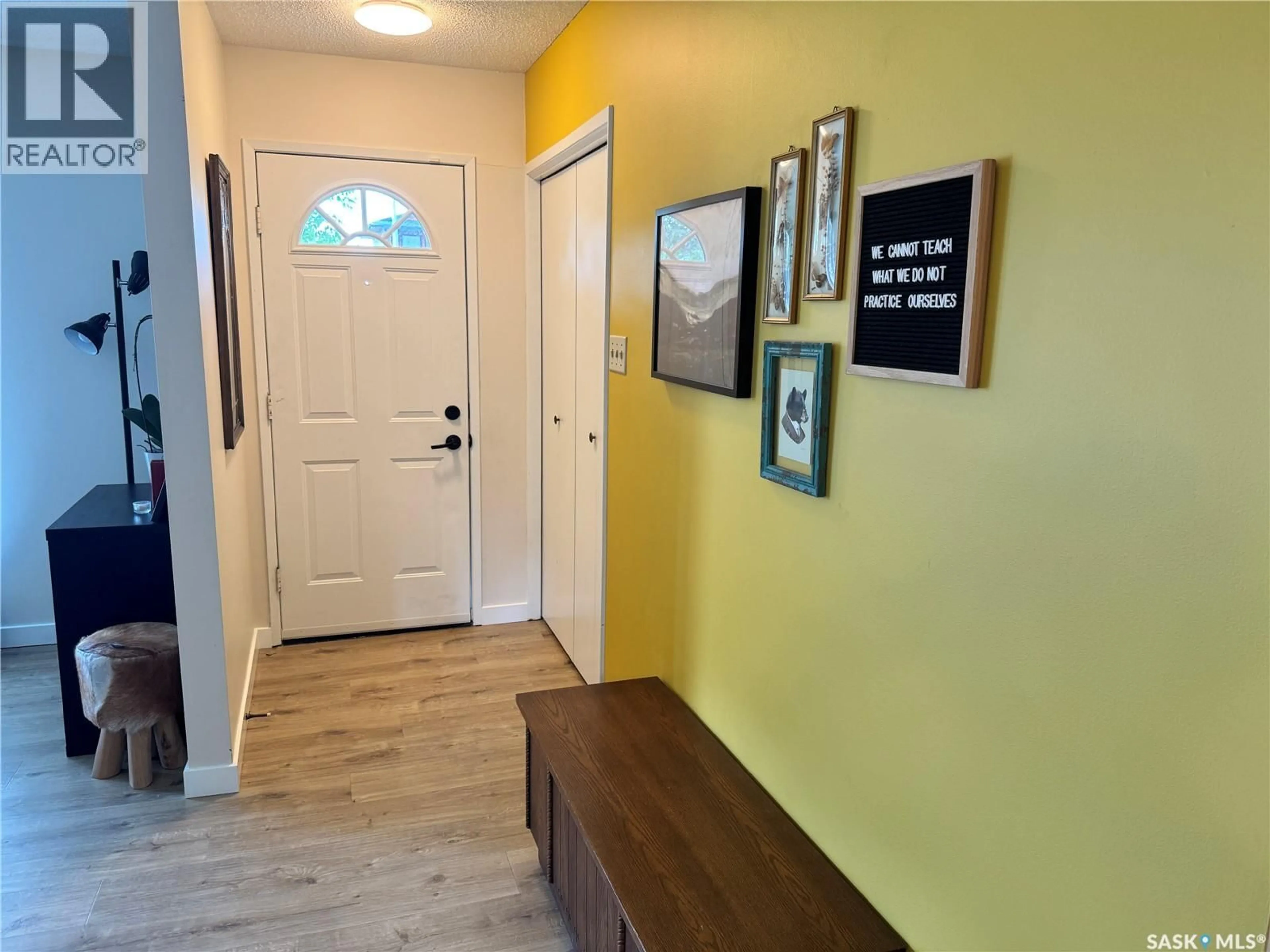 Indoor entryway for 233 ASSINIBOINE DRIVE, Saskatoon Saskatchewan S7K4A3