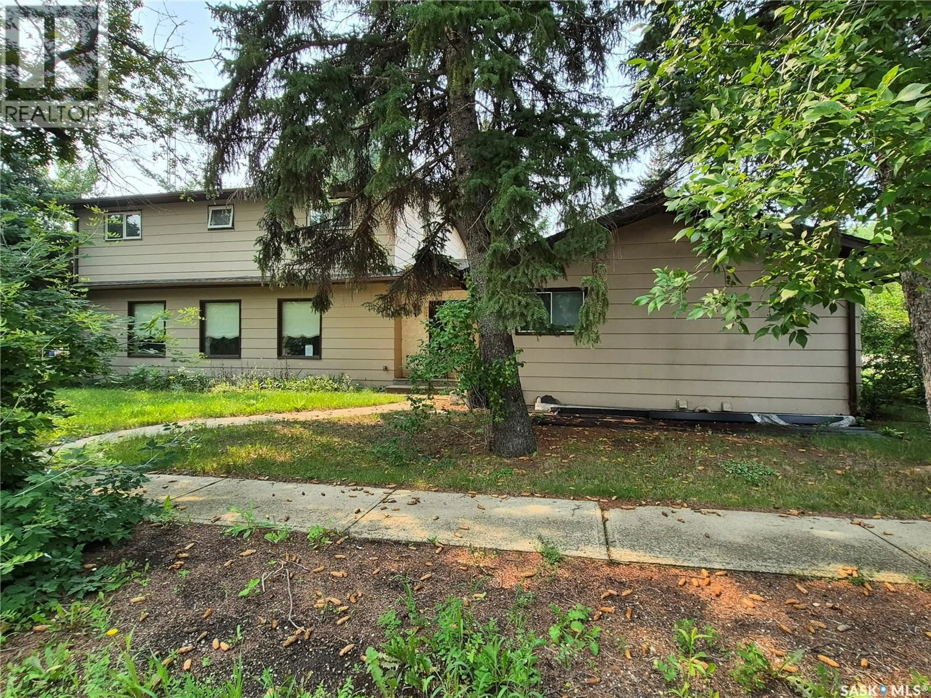 A pic from outside/outdoor area/front of a property/back of a property/a pic from drone, street for 738 BERTRAND AVENUE, Radville Saskatchewan S0C2G0