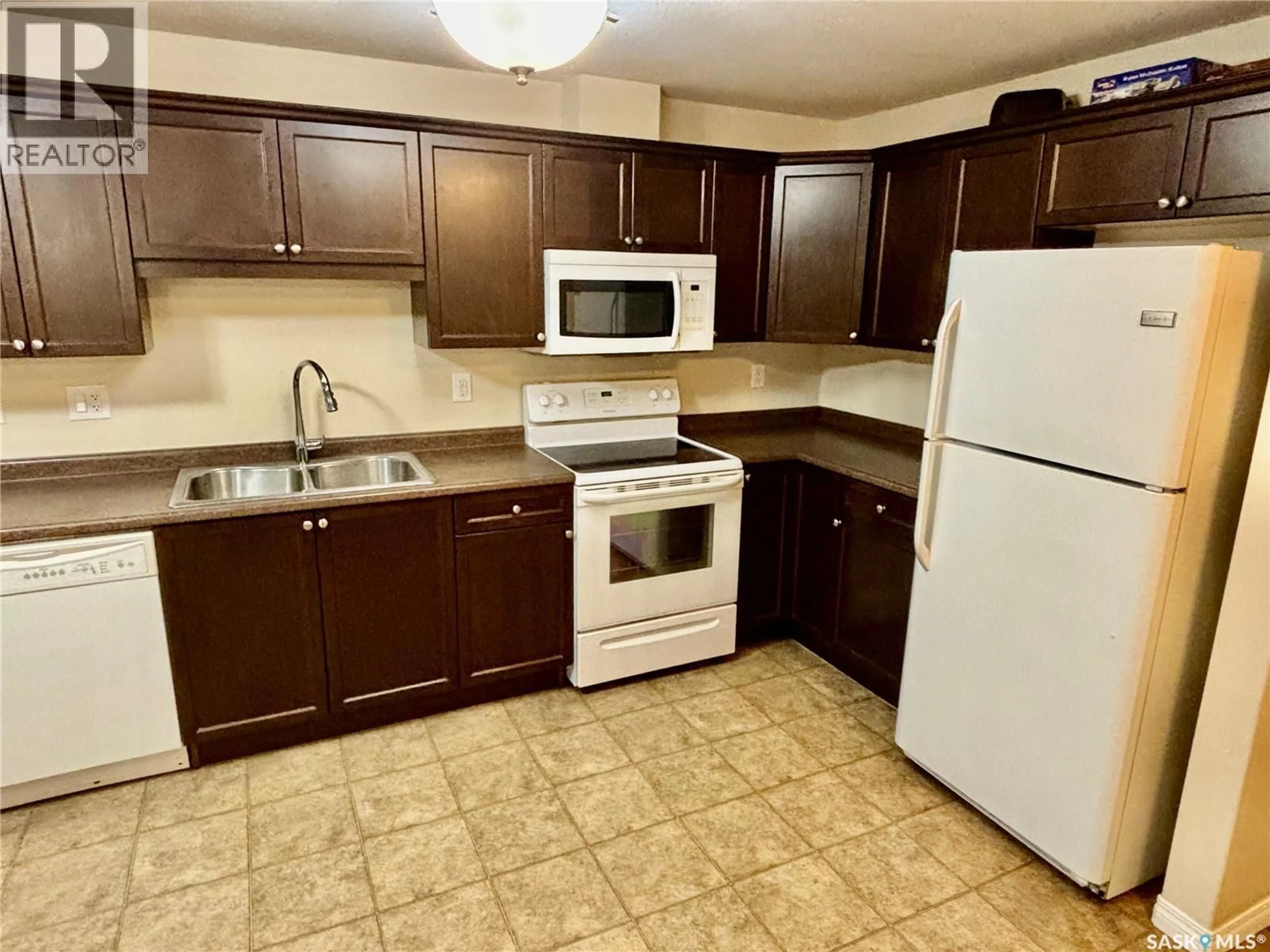 Standard kitchen, unknown for 6202 112 WILLIS CRESCENT, Saskatoon Saskatchewan S7T0N3