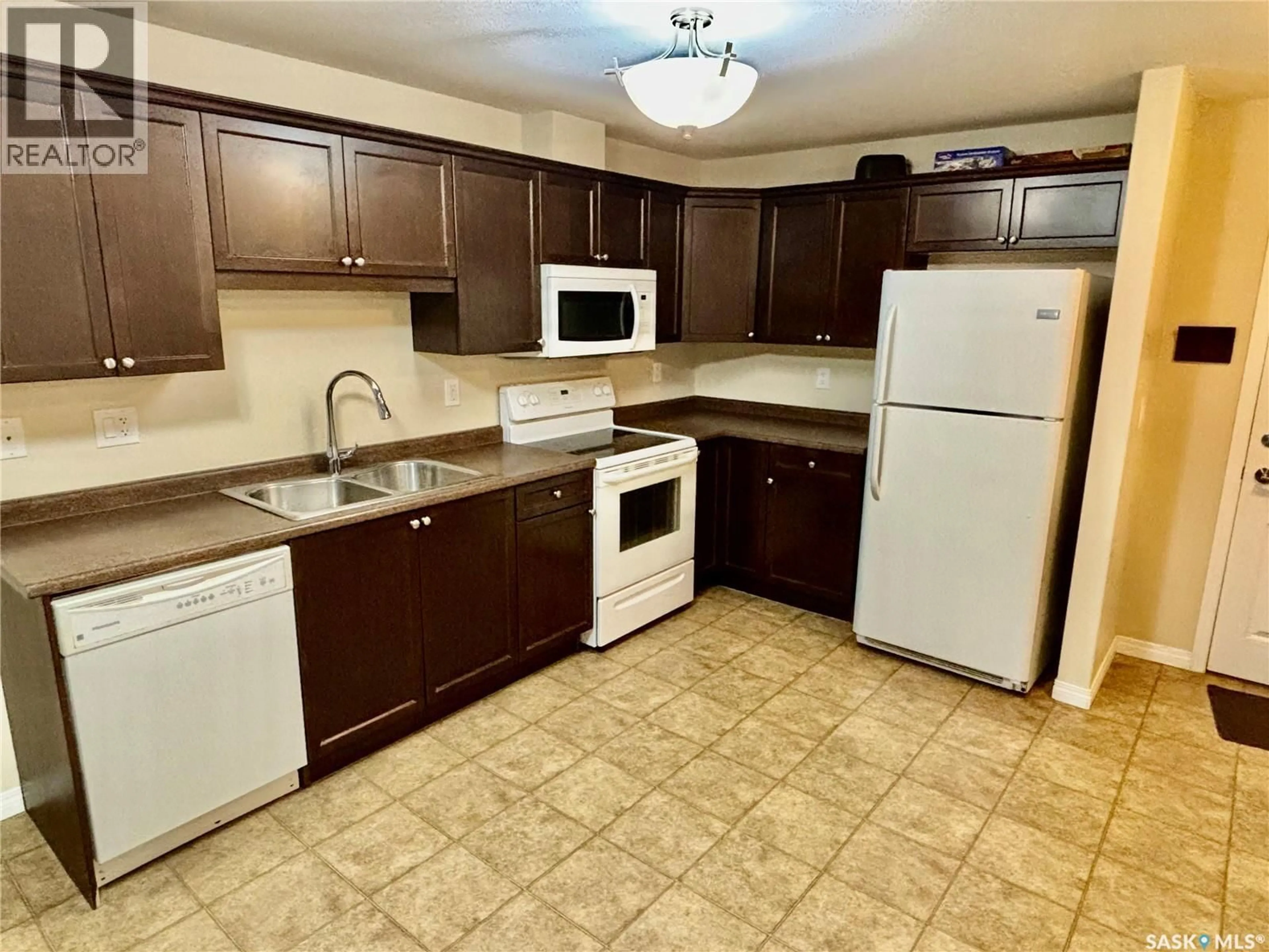 Standard kitchen, unknown for 6202 112 WILLIS CRESCENT, Saskatoon Saskatchewan S7T0N3