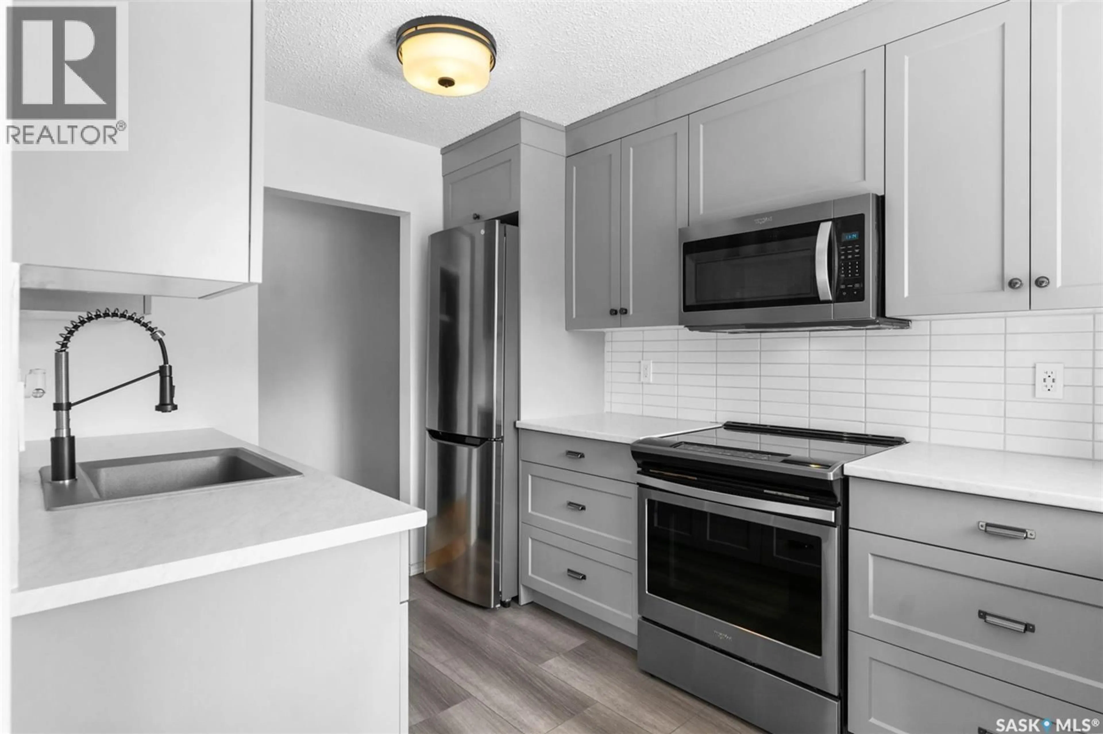 Standard kitchen, unknown for 605 - 9 WILSON CRESCENT, Saskatoon Saskatchewan S7J2M2