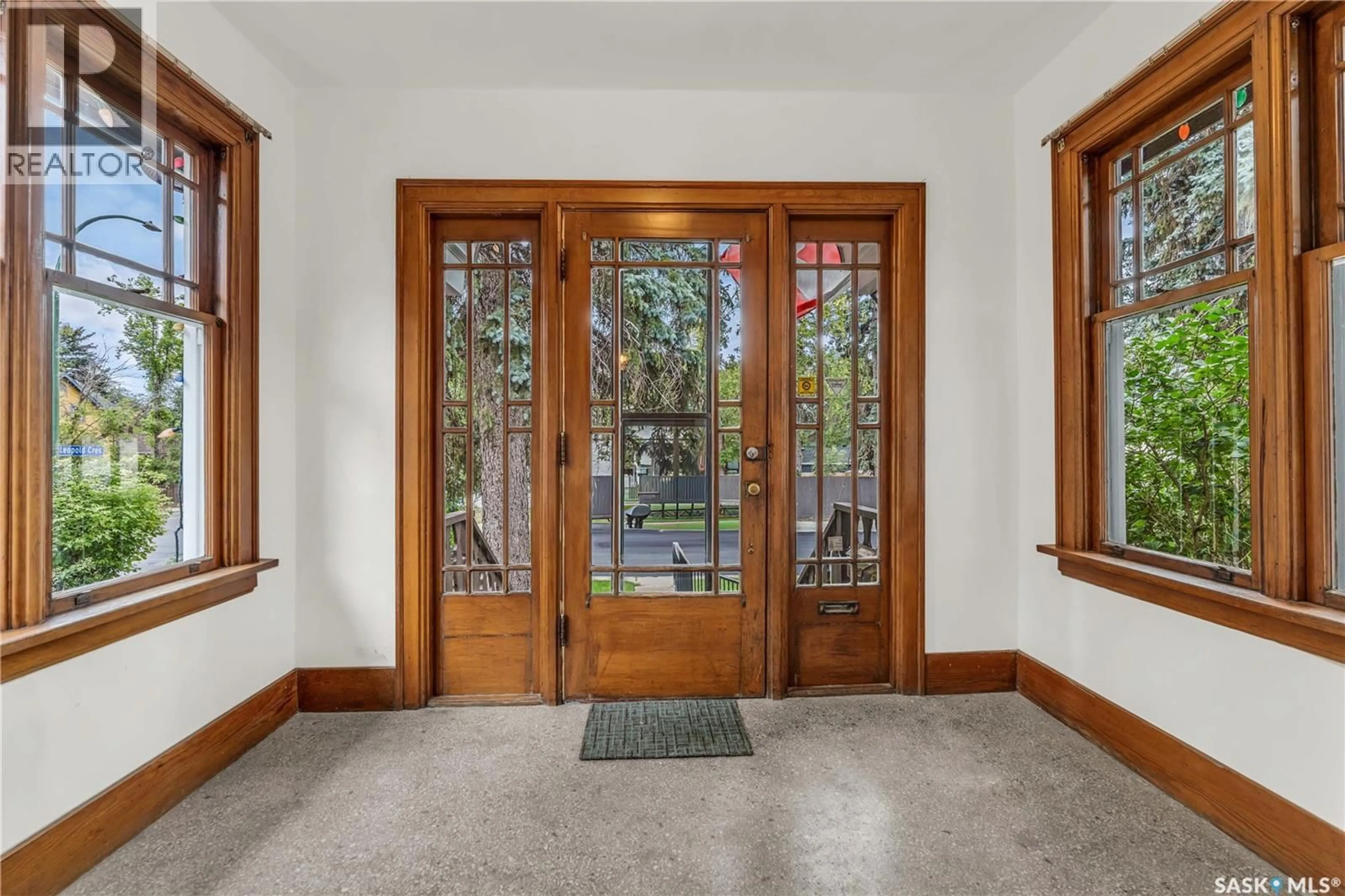 Indoor entryway for 3208 COLLEGE AVENUE, Regina Saskatchewan S4T1V9
