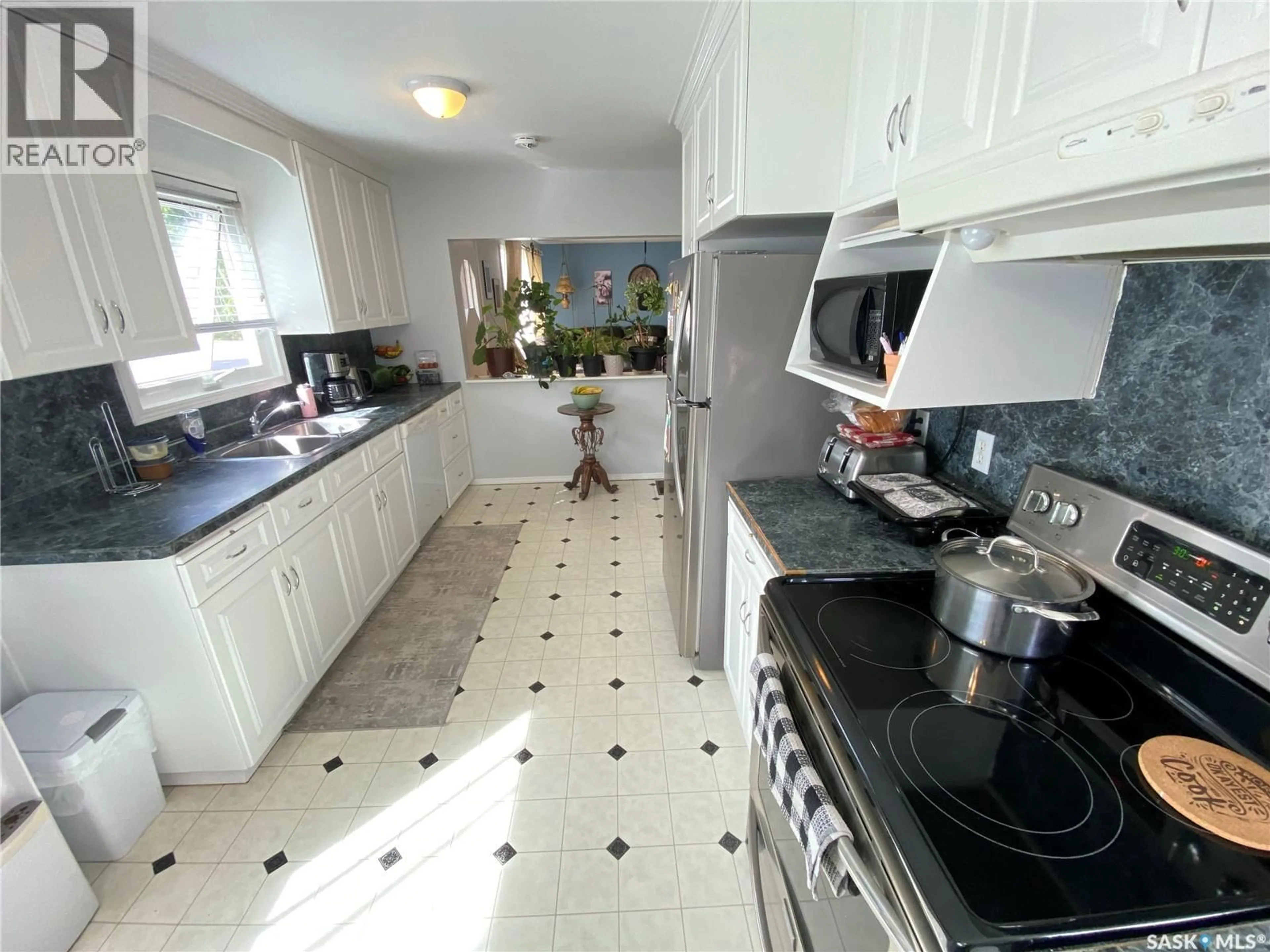 Standard kitchen, ceramic/tile floor for 381 BETTS AVENUE, Yorkton Saskatchewan S3N1N3