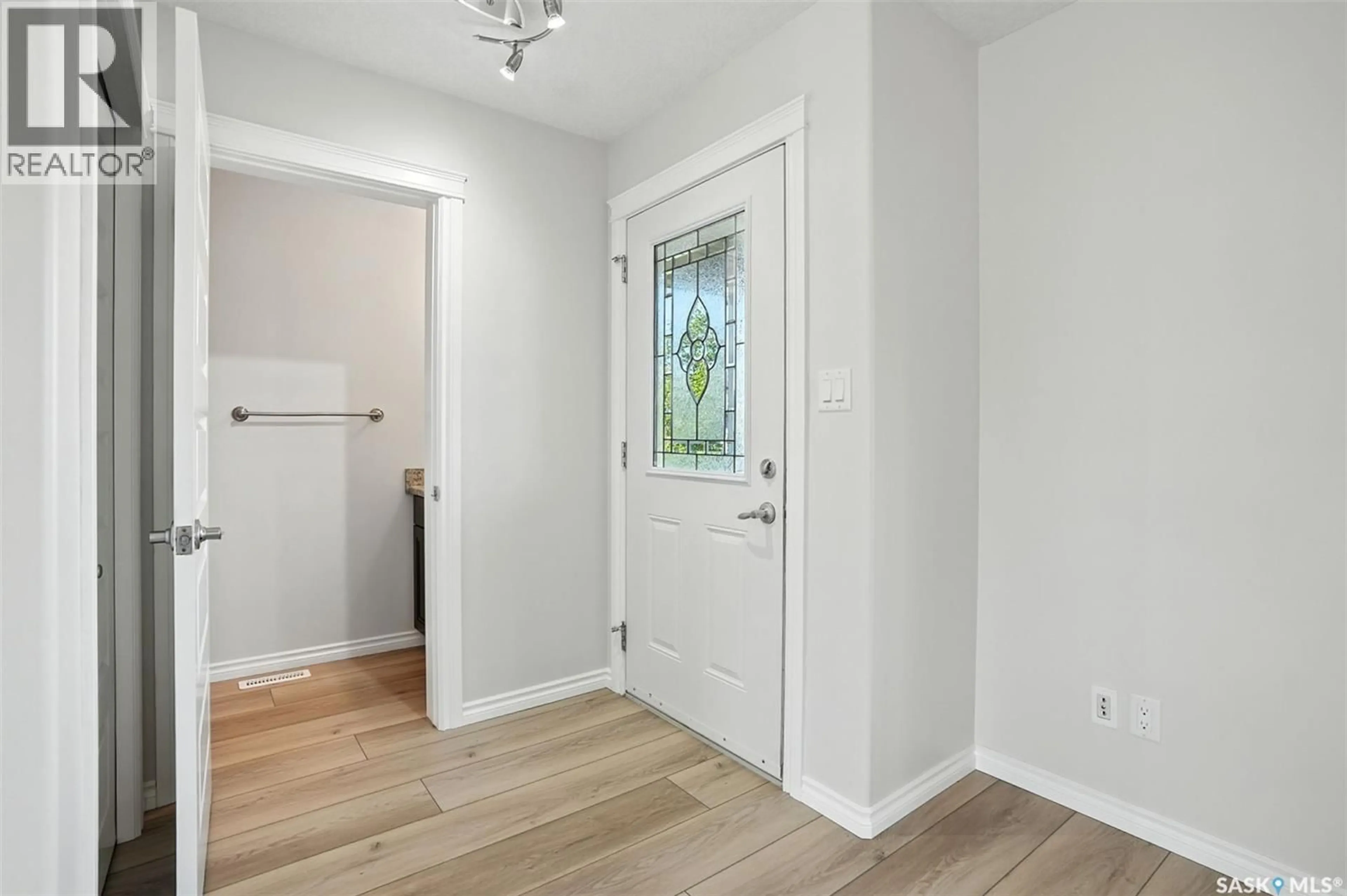Indoor entryway for 534 KLASSEN CRESCENT, Saskatoon Saskatchewan S7R0G2