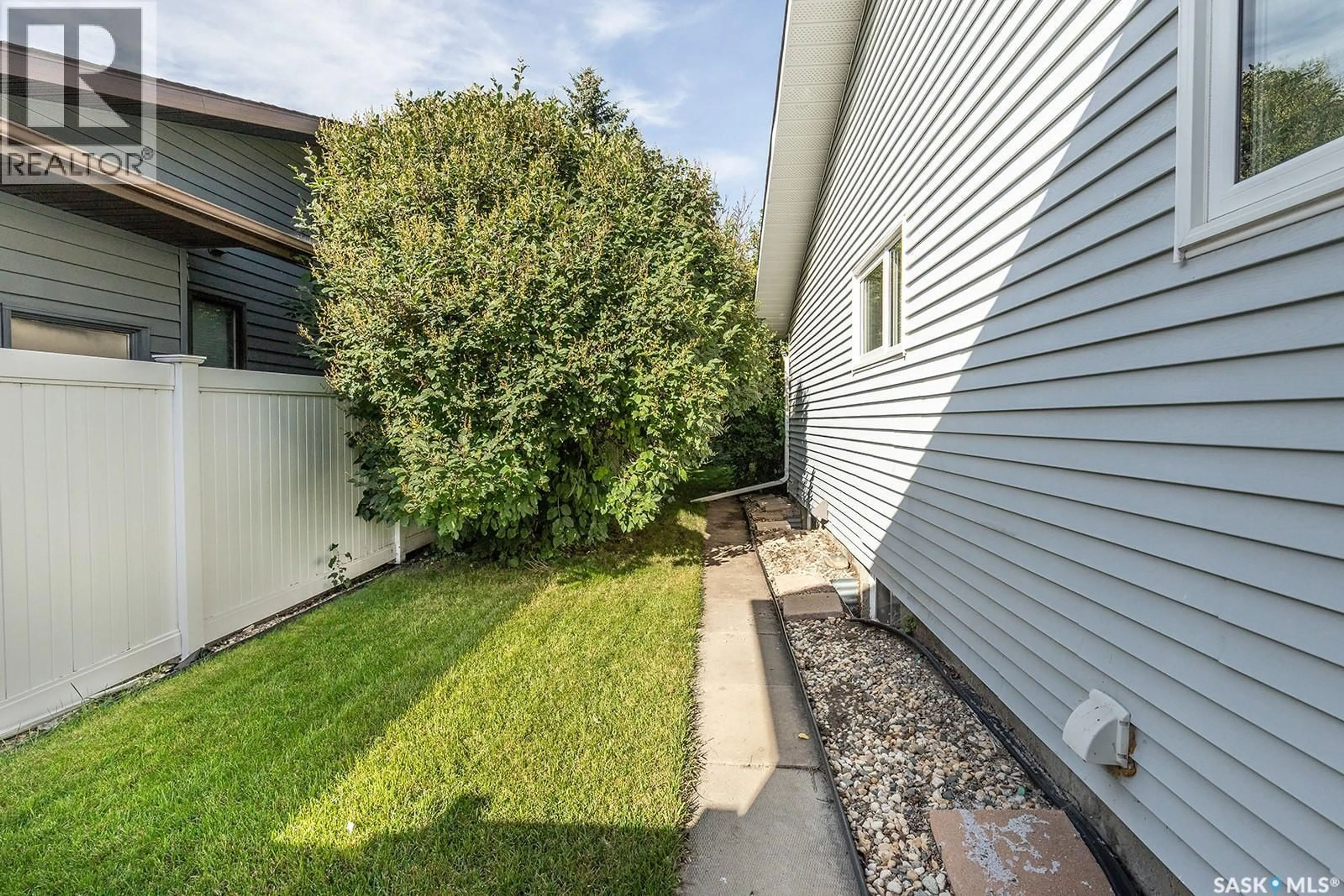 Patio, street for 634 NESSLIN CRESCENT, Saskatoon Saskatchewan S7J4V6