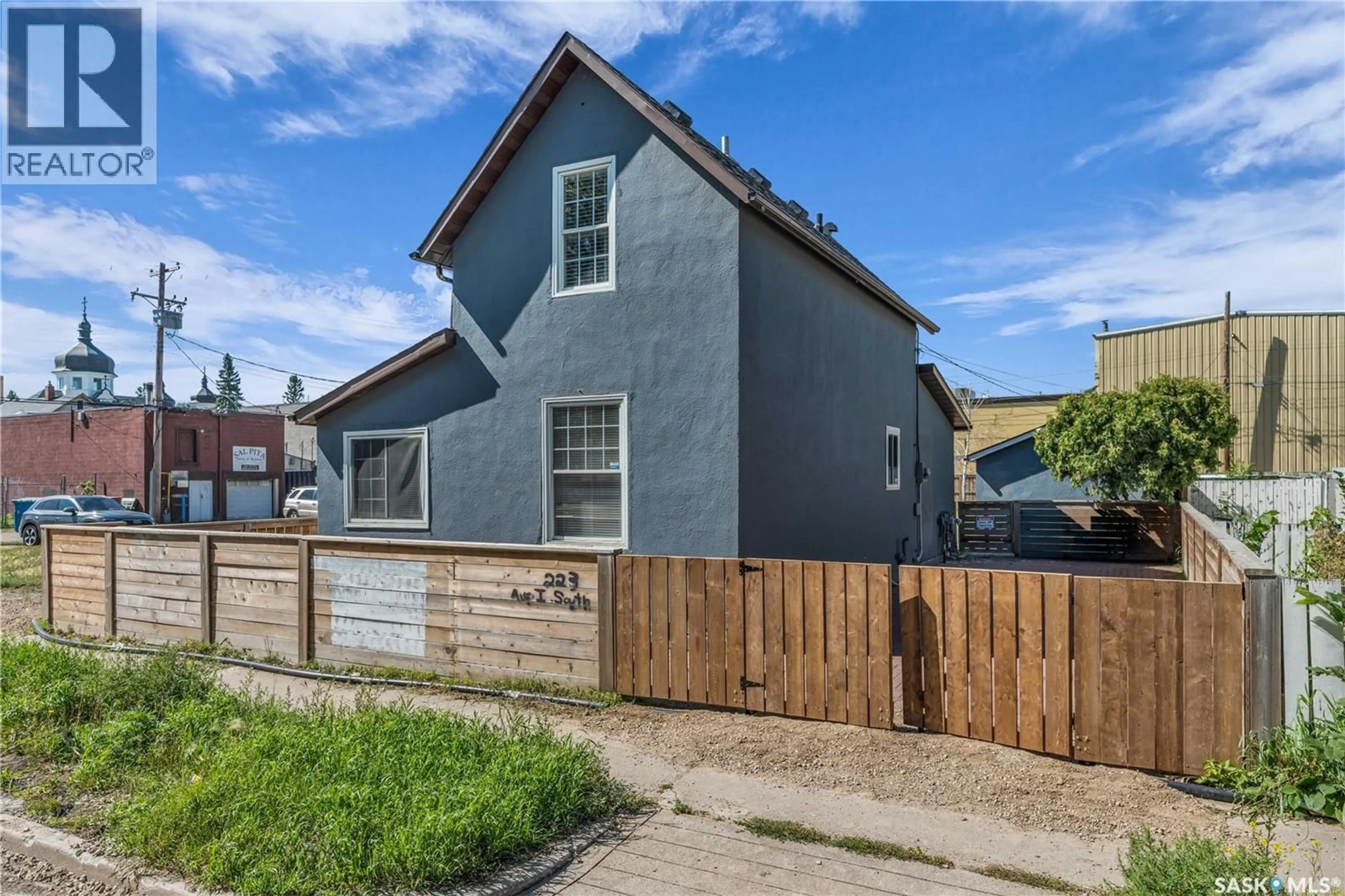 A pic from outside/outdoor area/front of a property/back of a property/a pic from drone, street for 223 I AVENUE, Saskatoon Saskatchewan S7M1X8