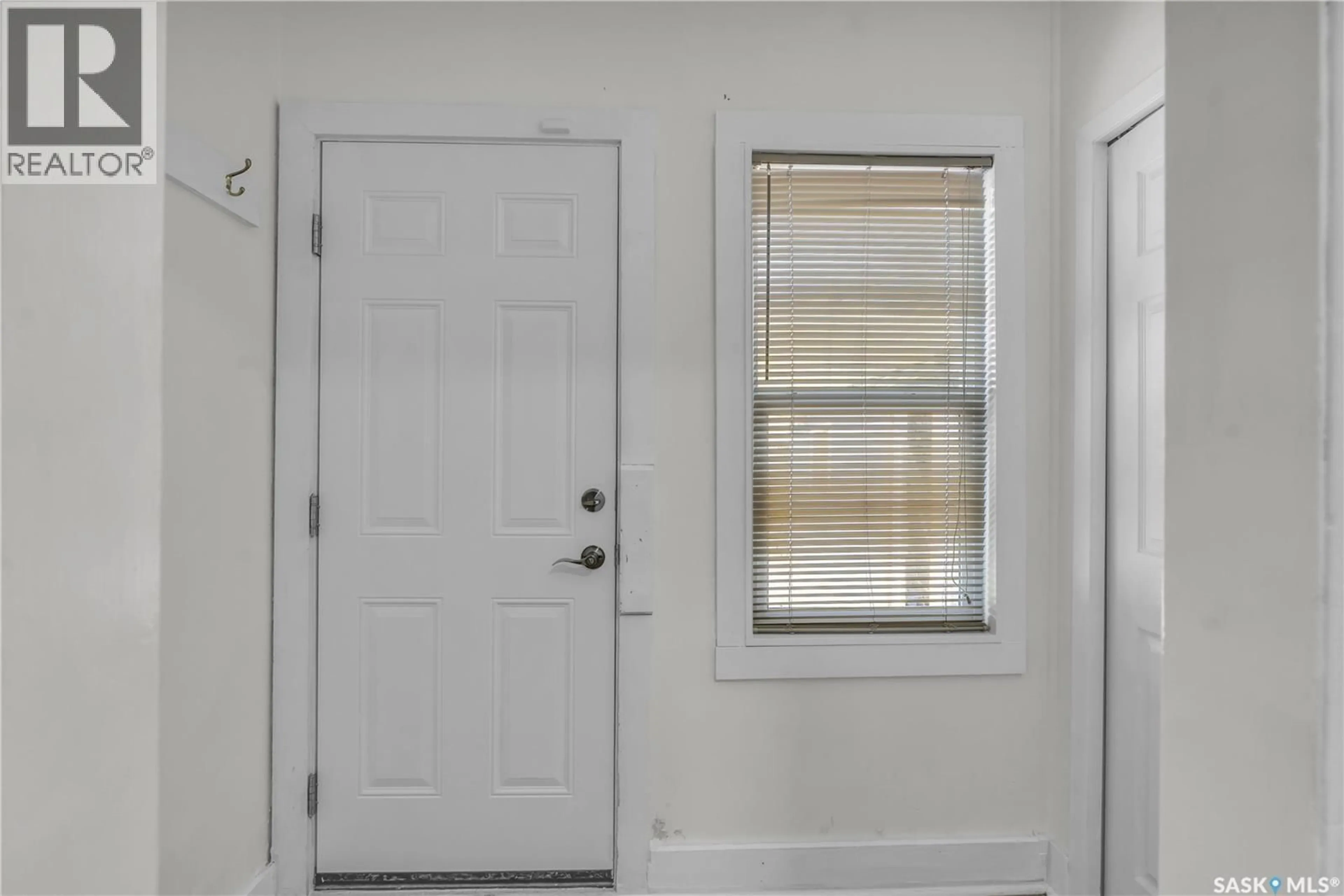 Indoor entryway for 223 I AVENUE, Saskatoon Saskatchewan S7M1X8