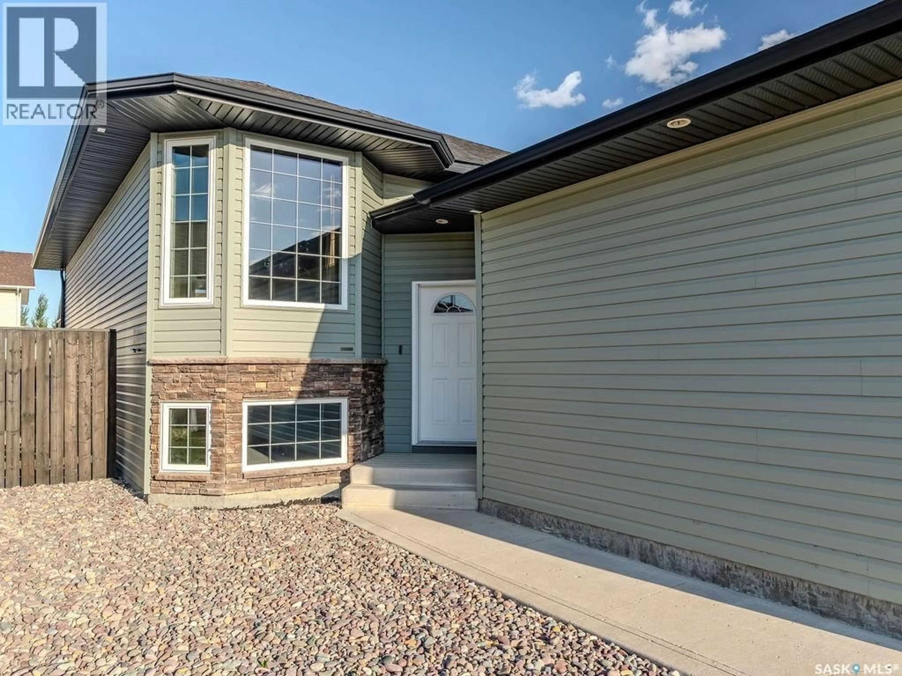 Home with vinyl exterior material, street for 122 MCCALLUM LANE, Saskatoon Saskatchewan S7R0C2