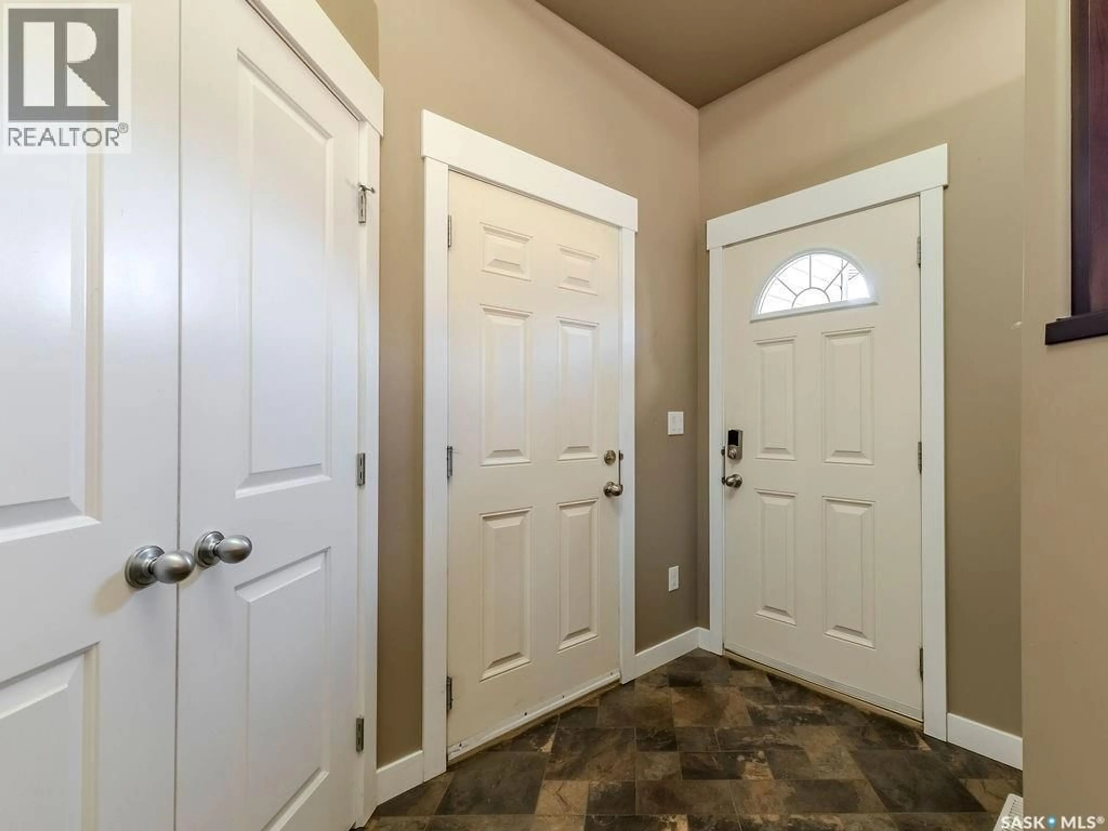 Indoor entryway for 122 MCCALLUM LANE, Saskatoon Saskatchewan S7R0C2