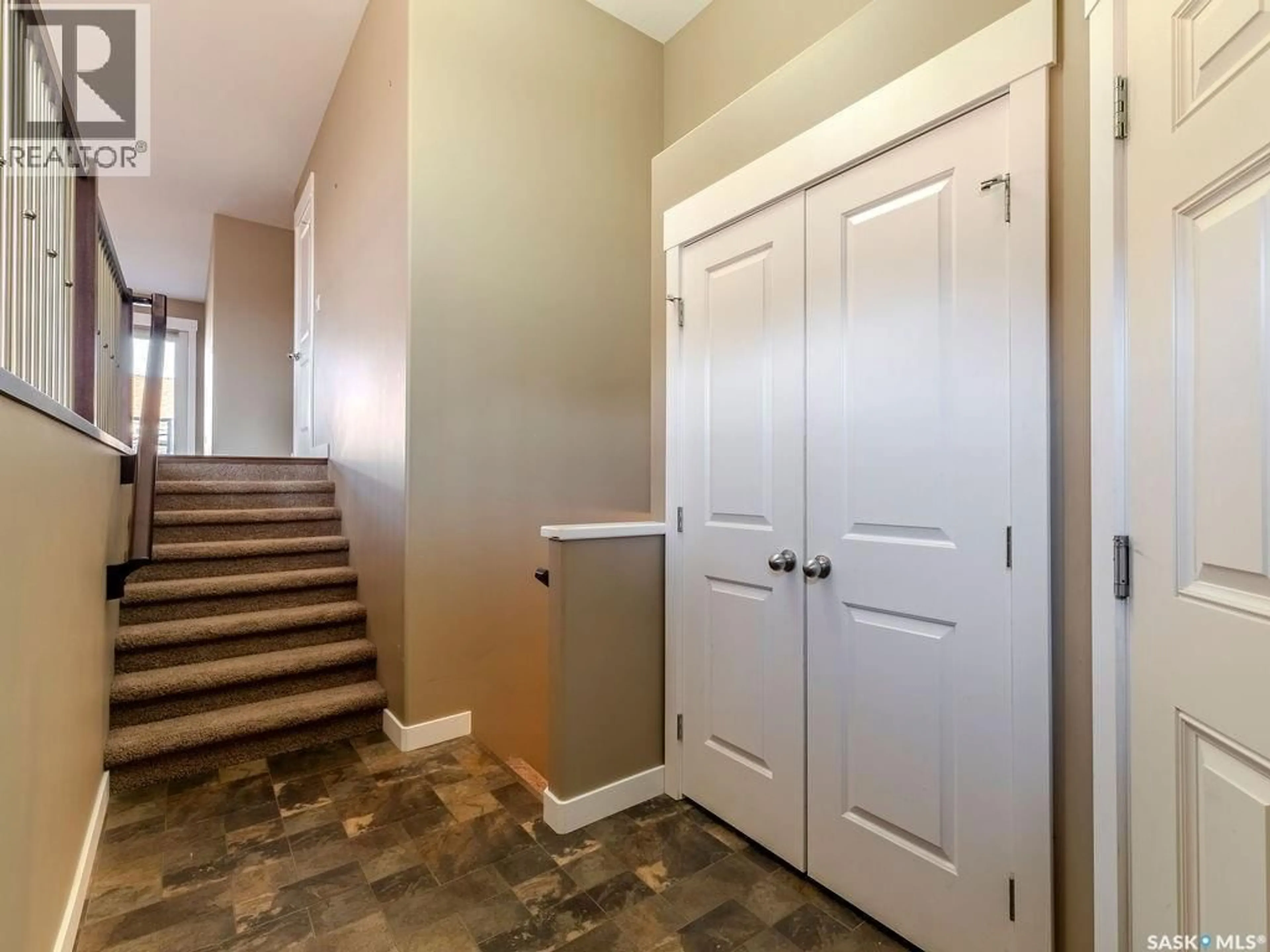 Indoor entryway for 122 MCCALLUM LANE, Saskatoon Saskatchewan S7R0C2