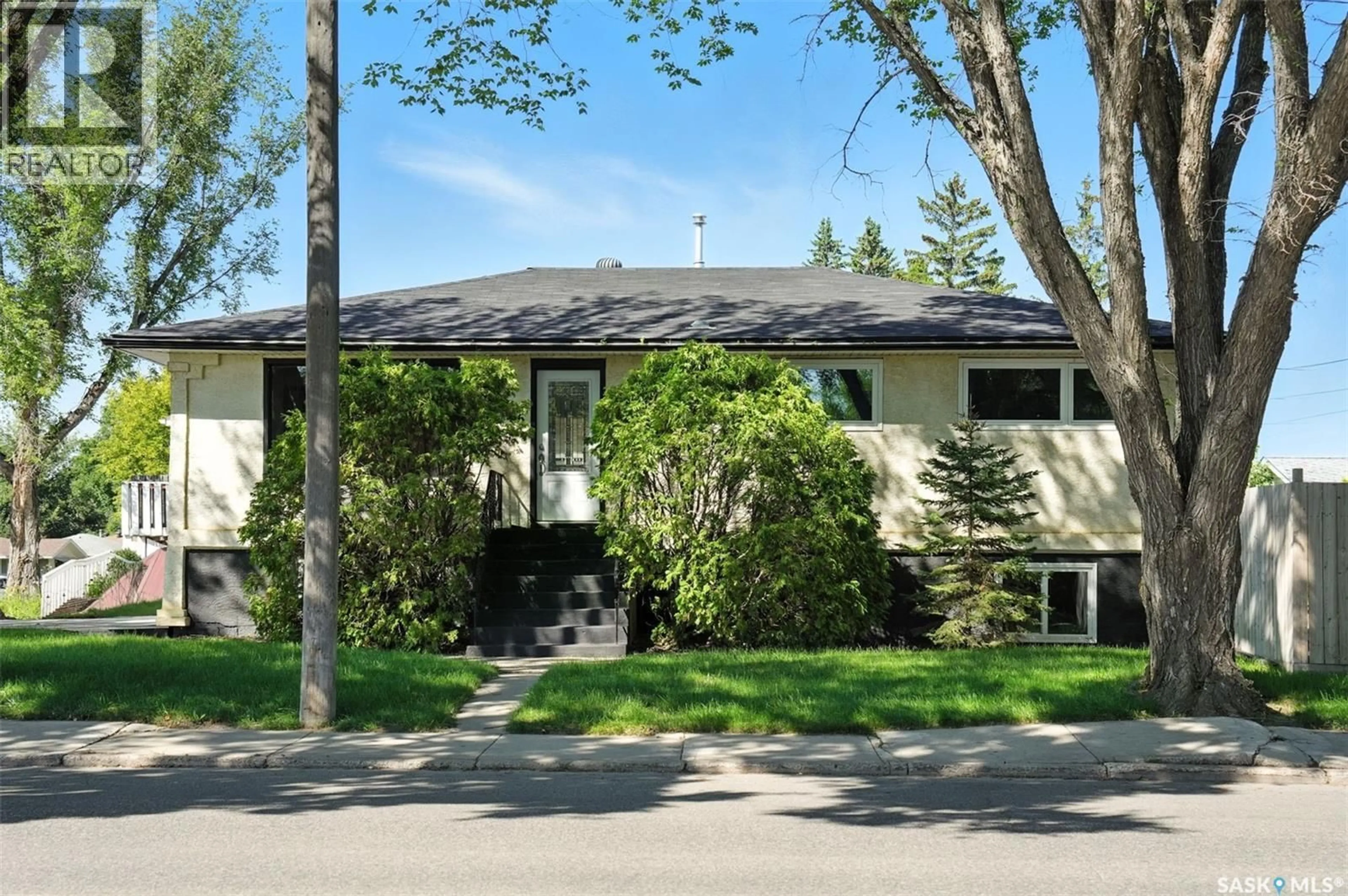 Home with vinyl exterior material, street for 2616 20TH STREET, Saskatoon Saskatchewan S7M1B6