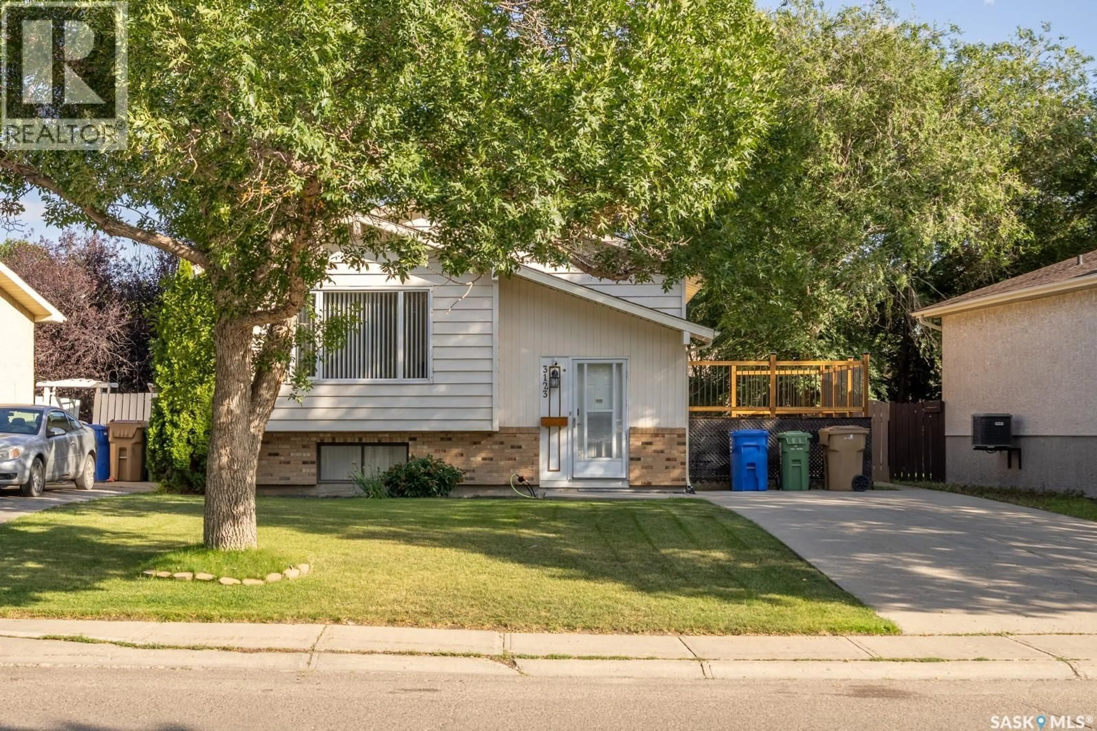 Home with vinyl exterior material, street for 3123 JENKINS DRIVE, Regina Saskatchewan S4N6Y1