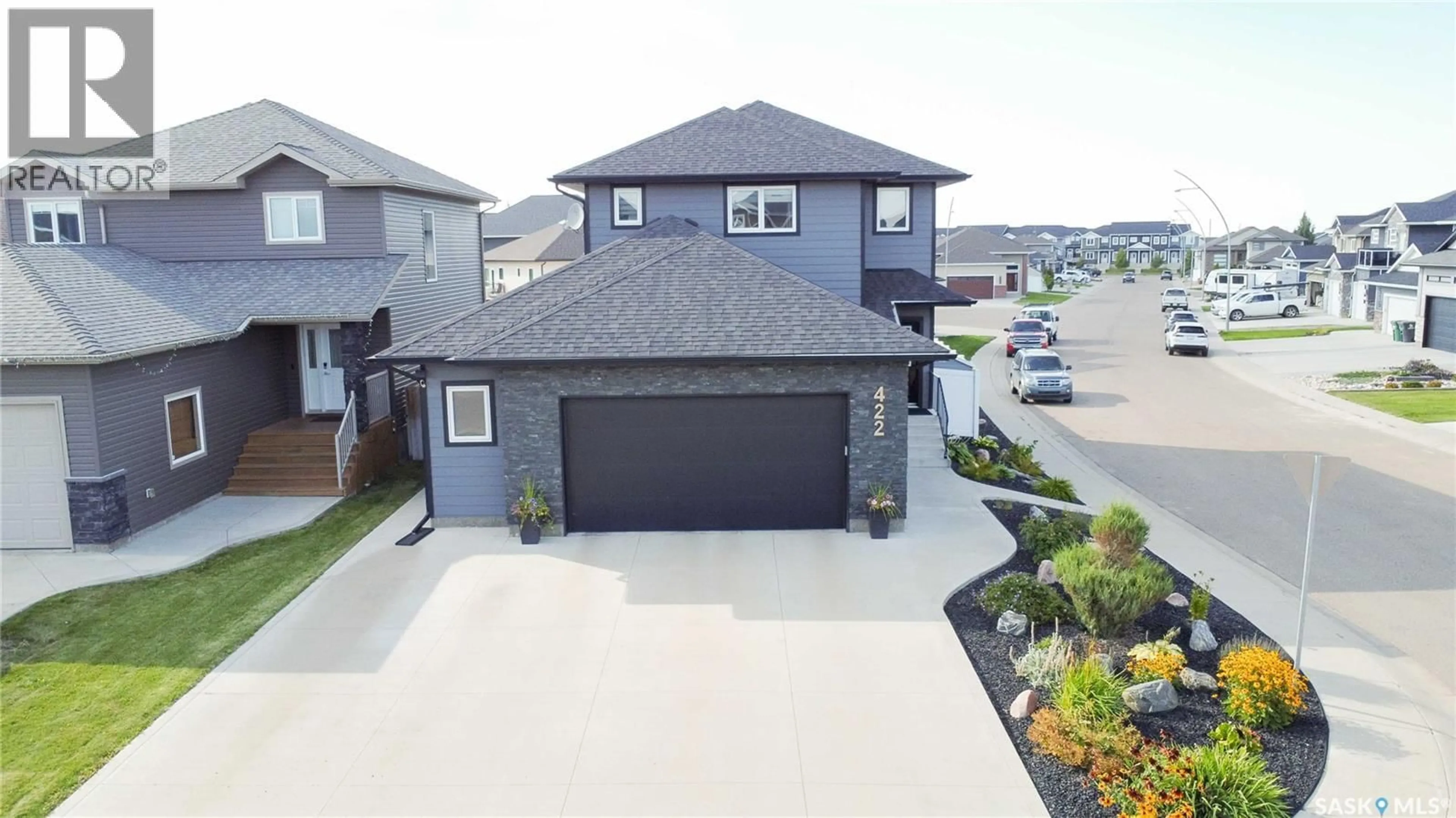 A pic from outside/outdoor area/front of a property/back of a property/a pic from drone, street for 422 GLACIAL SHORES MANOR, Saskatoon Saskatchewan S7W0R6