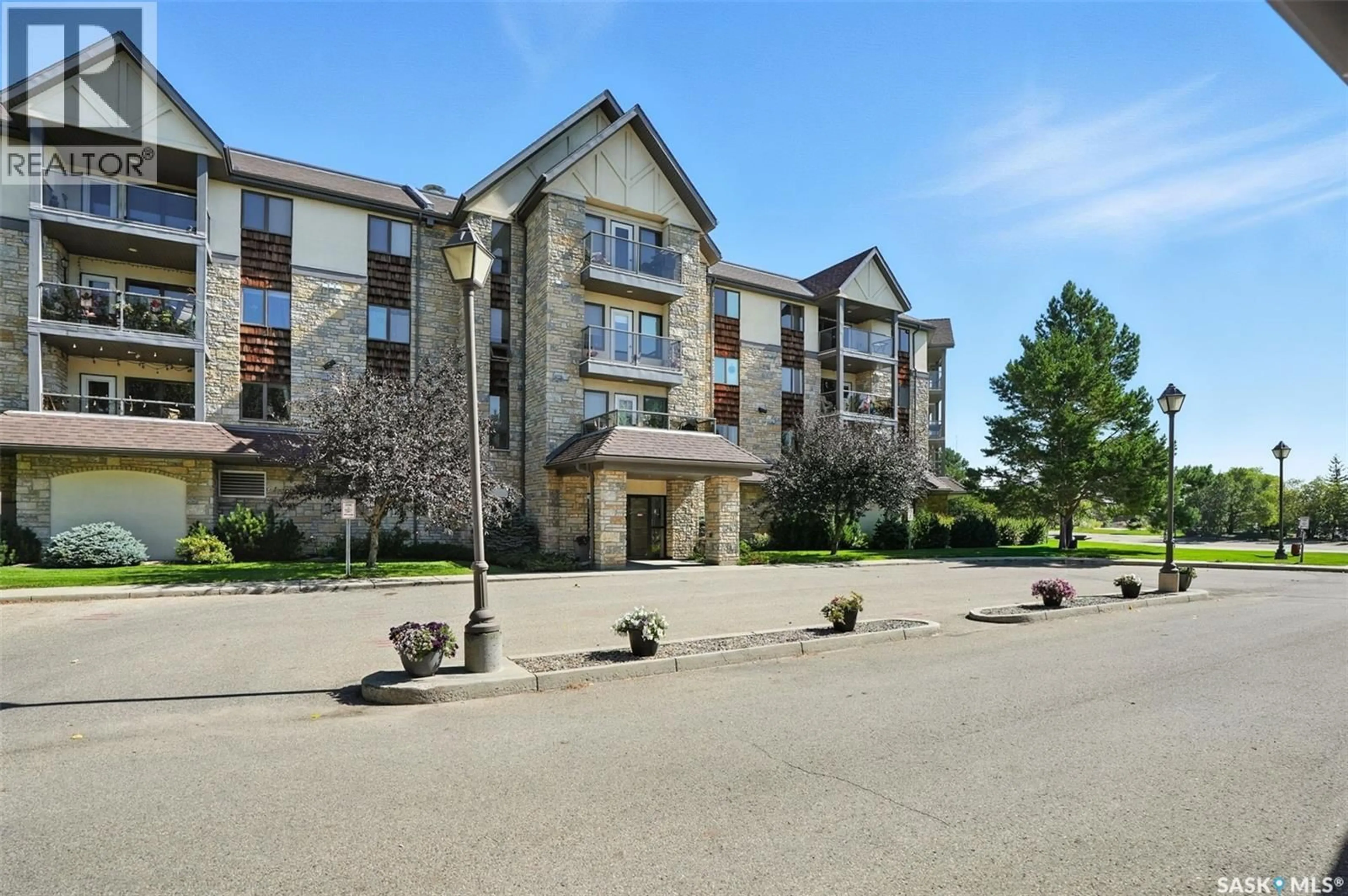 Patio, building for 208 - 1622 ACADIA DRIVE, Saskatoon Saskatchewan S7H5H7