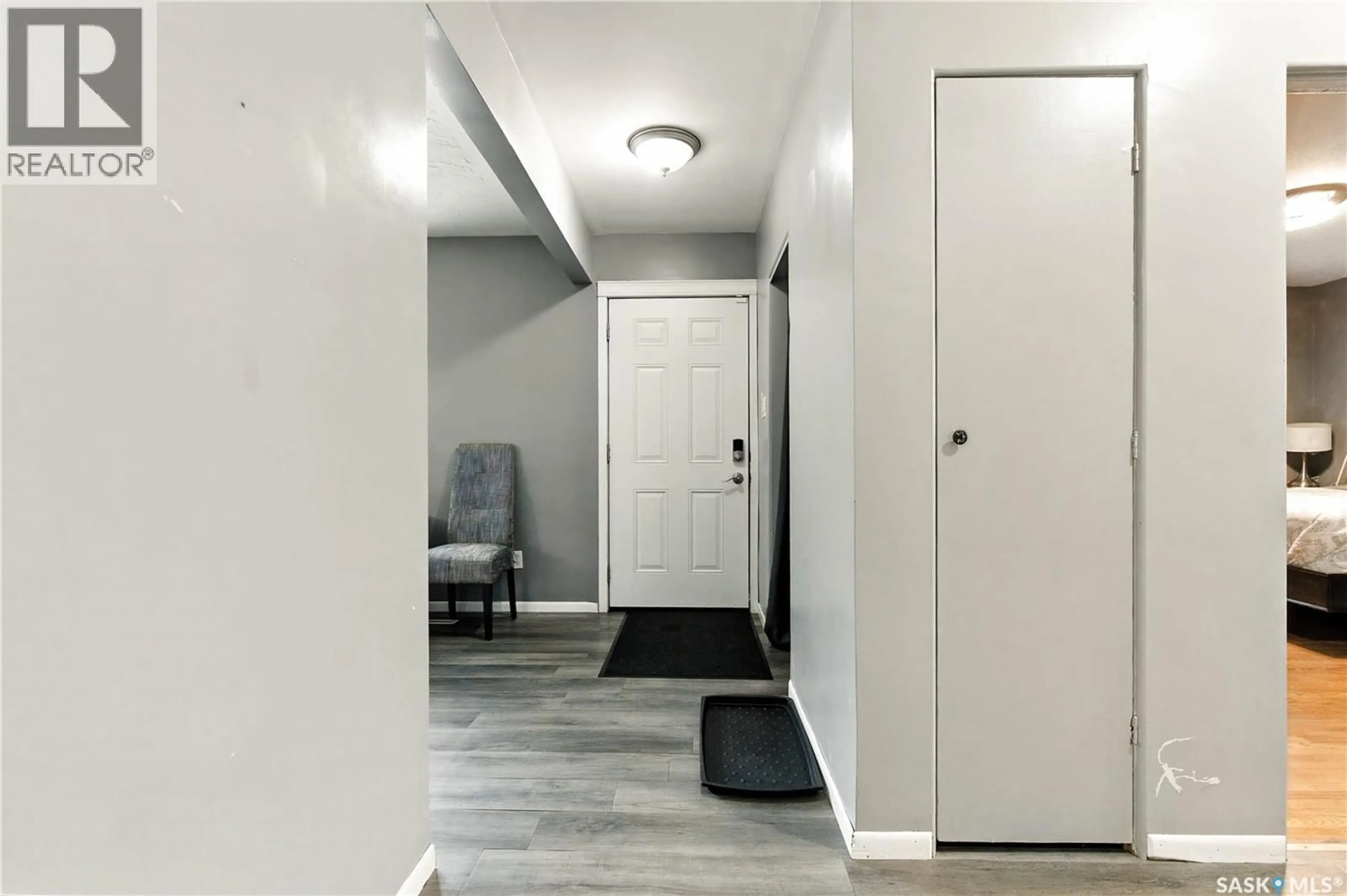 Indoor entryway for 1426 10TH STREET, Saskatoon Saskatchewan S7H0J5