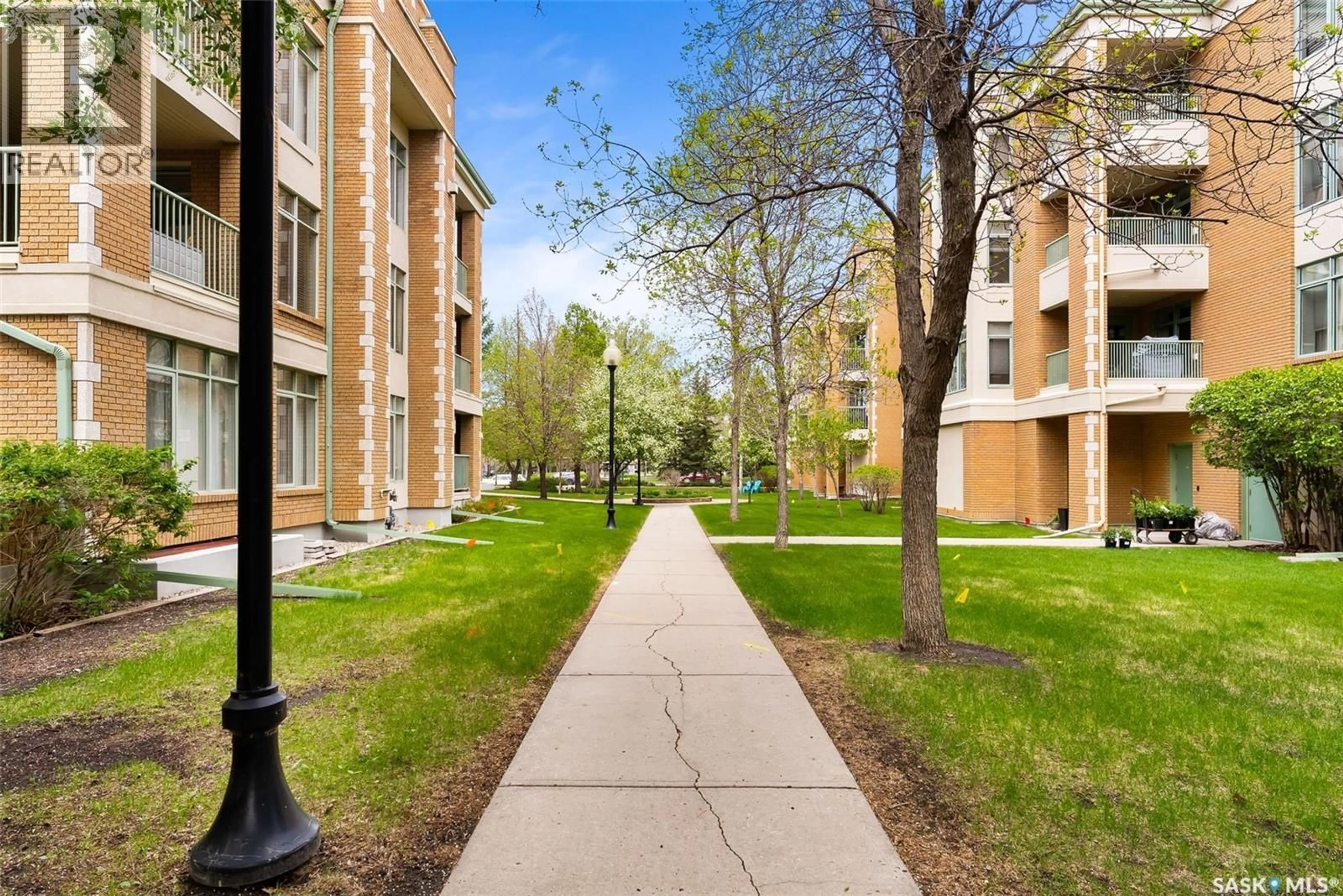 Patio, street for 2330 - 226 HAMILTON STREET, Regina Saskatchewan S4P4M4