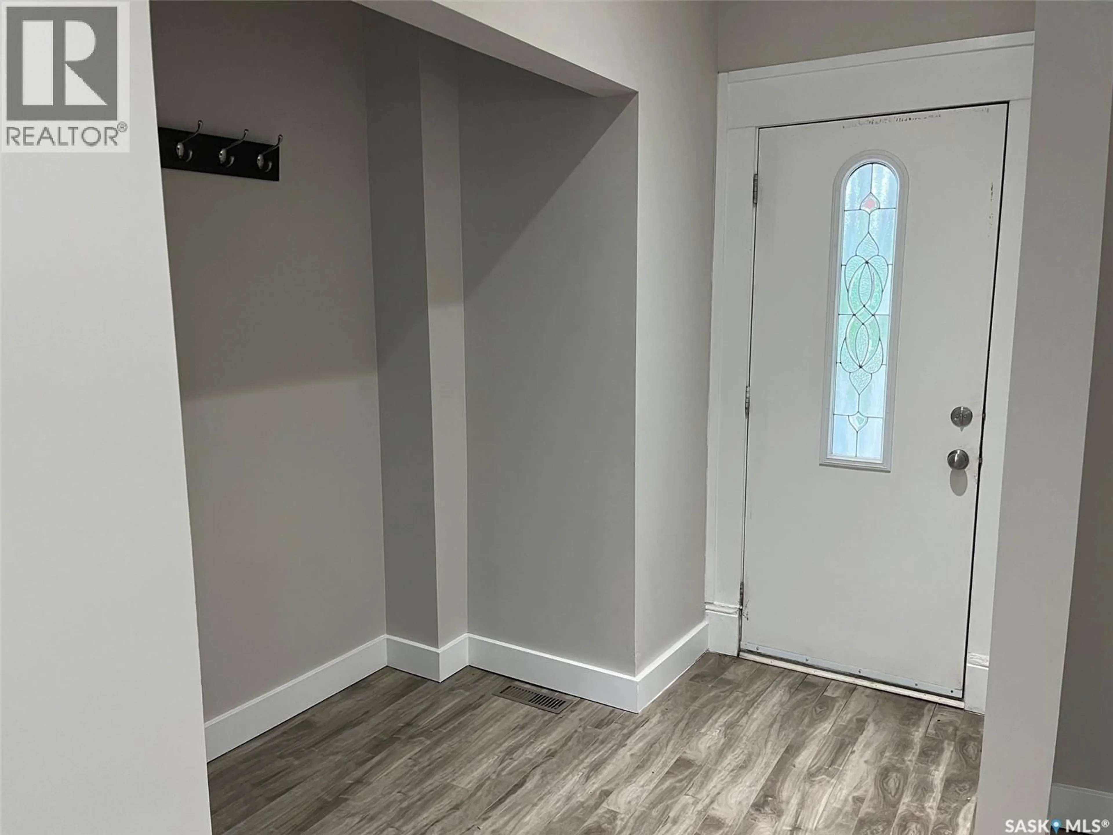 Indoor entryway for 2059 ELPHINSTONE STREET, Regina Saskatchewan S4T3N5