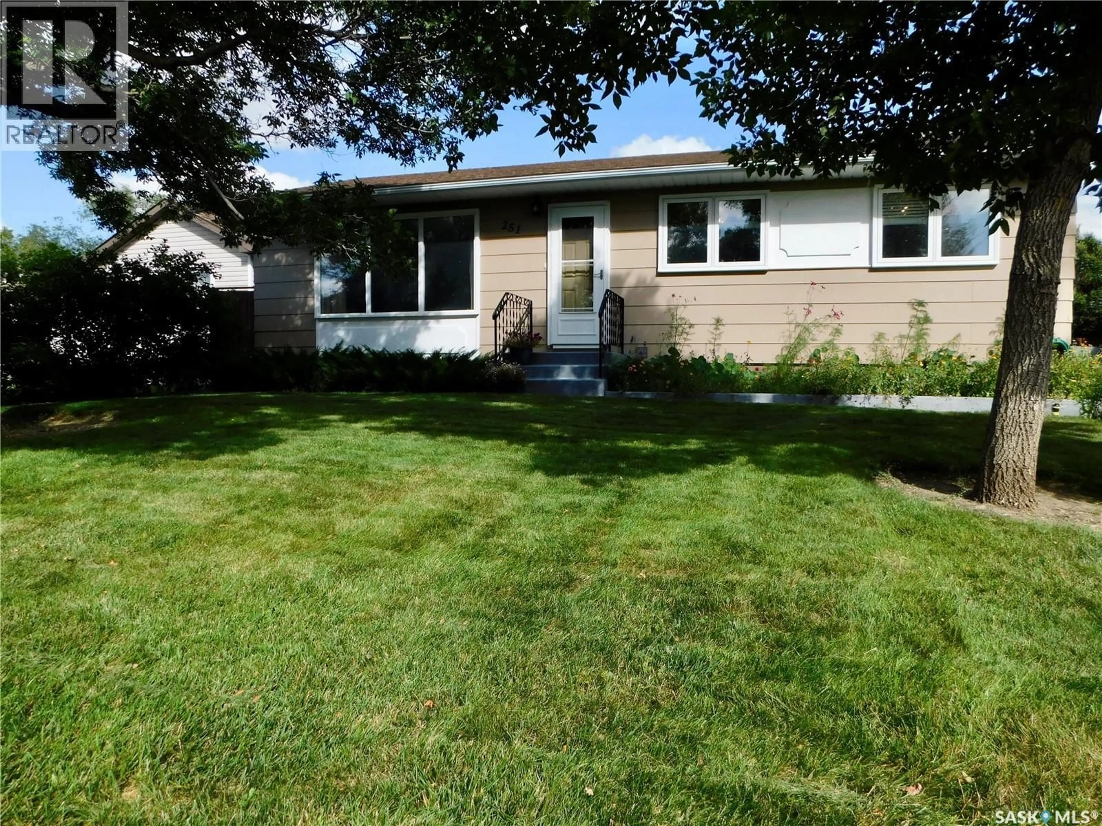 A pic from outside/outdoor area/front of a property/back of a property/a pic from drone, street for 251 WESTVIEW DRIVE, Coronach Saskatchewan S0H0Z0