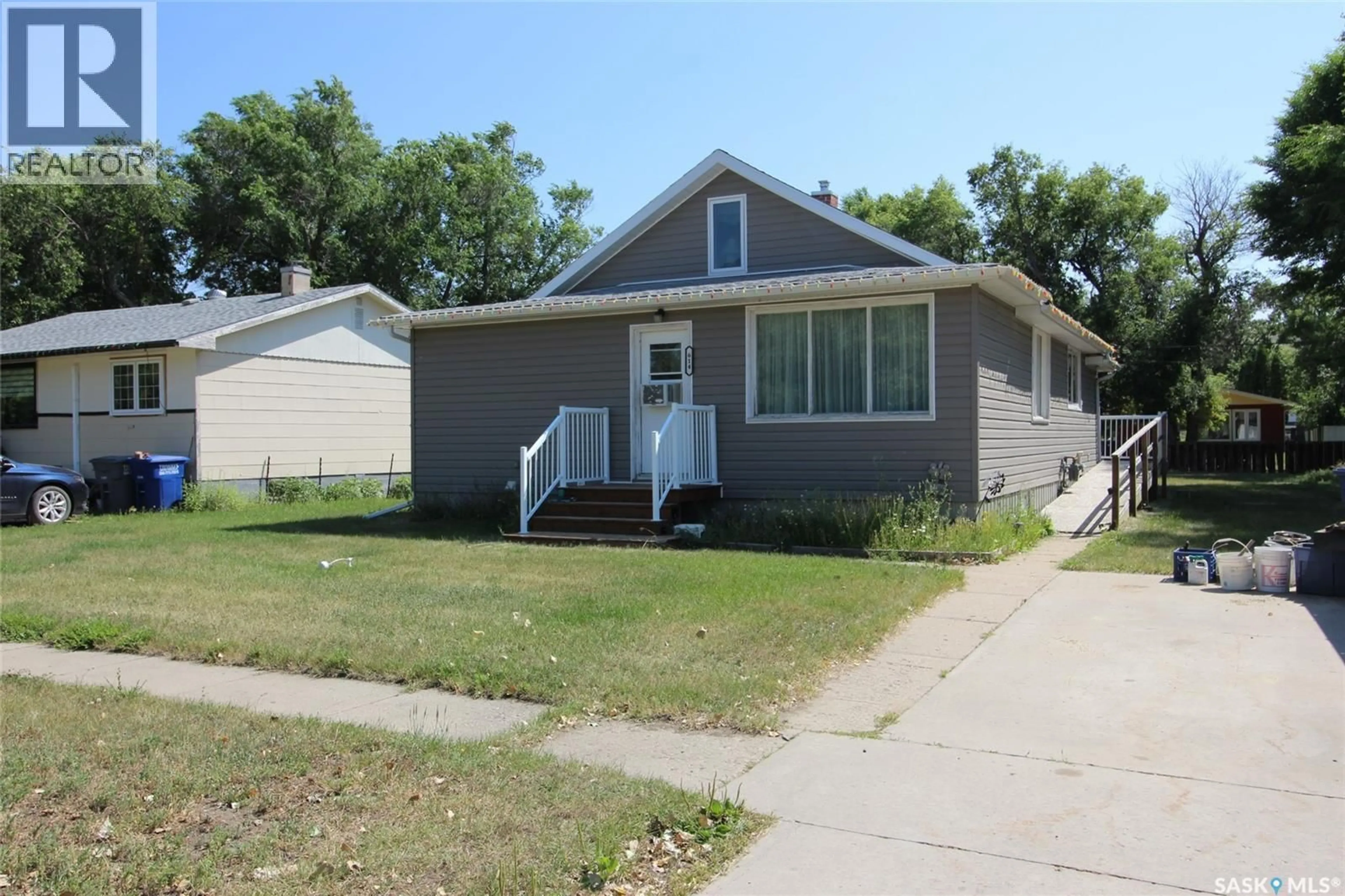 Home with vinyl exterior material, street for 614 FRONT STREET, Eastend Saskatchewan S0N0T0