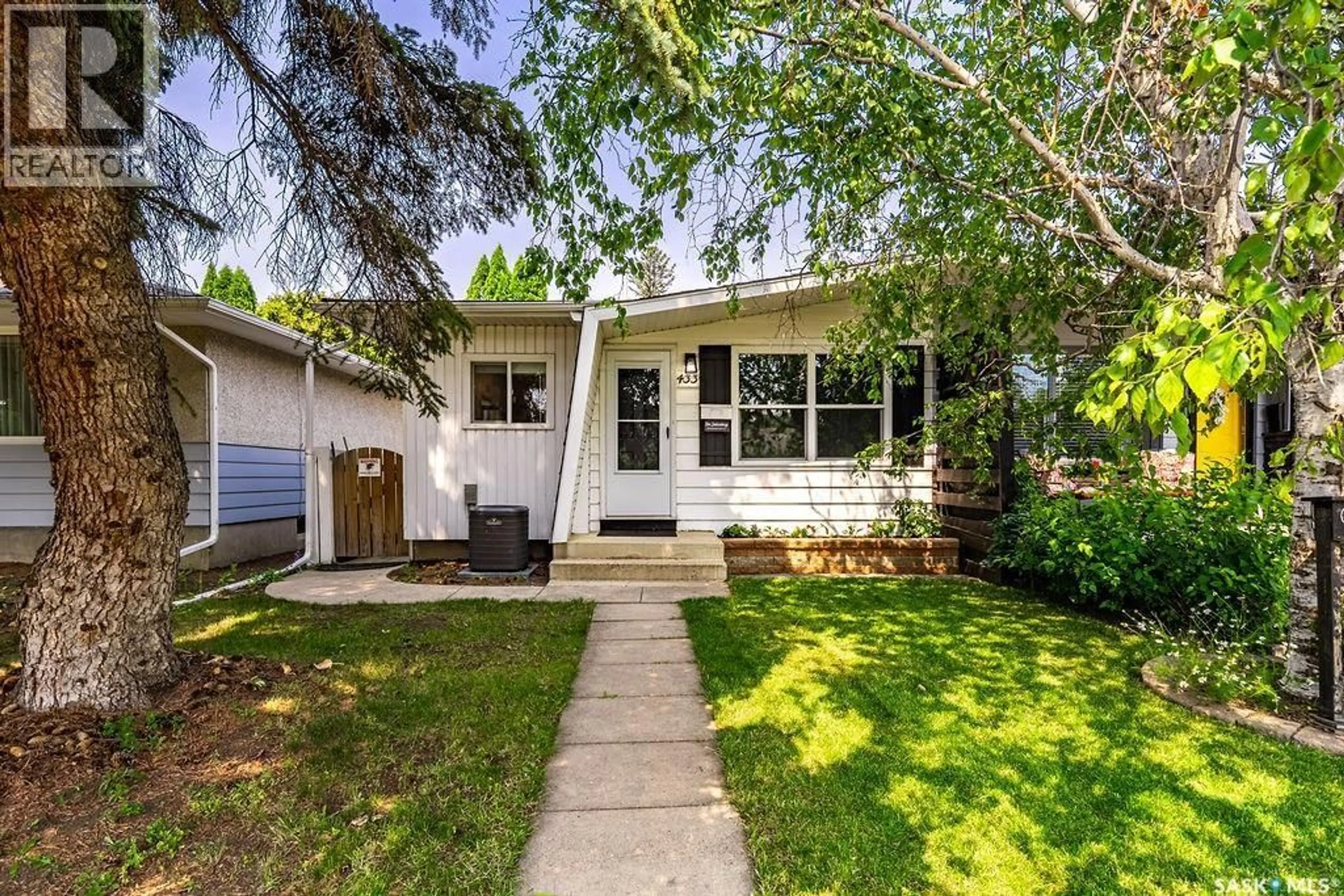 Home with vinyl exterior material, street for 433 EAST PLACE, Saskatoon Saskatchewan S7J2Y7