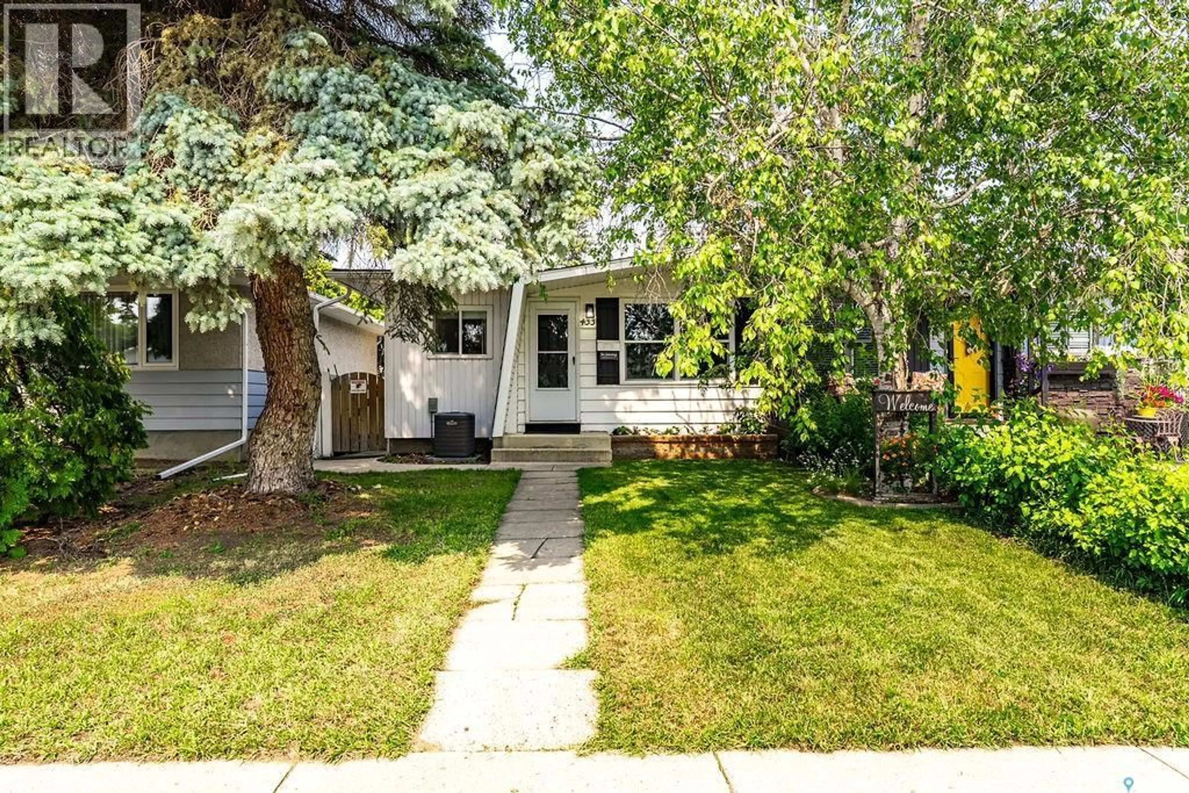 Home with vinyl exterior material, street for 433 EAST PLACE, Saskatoon Saskatchewan S7J2Y7