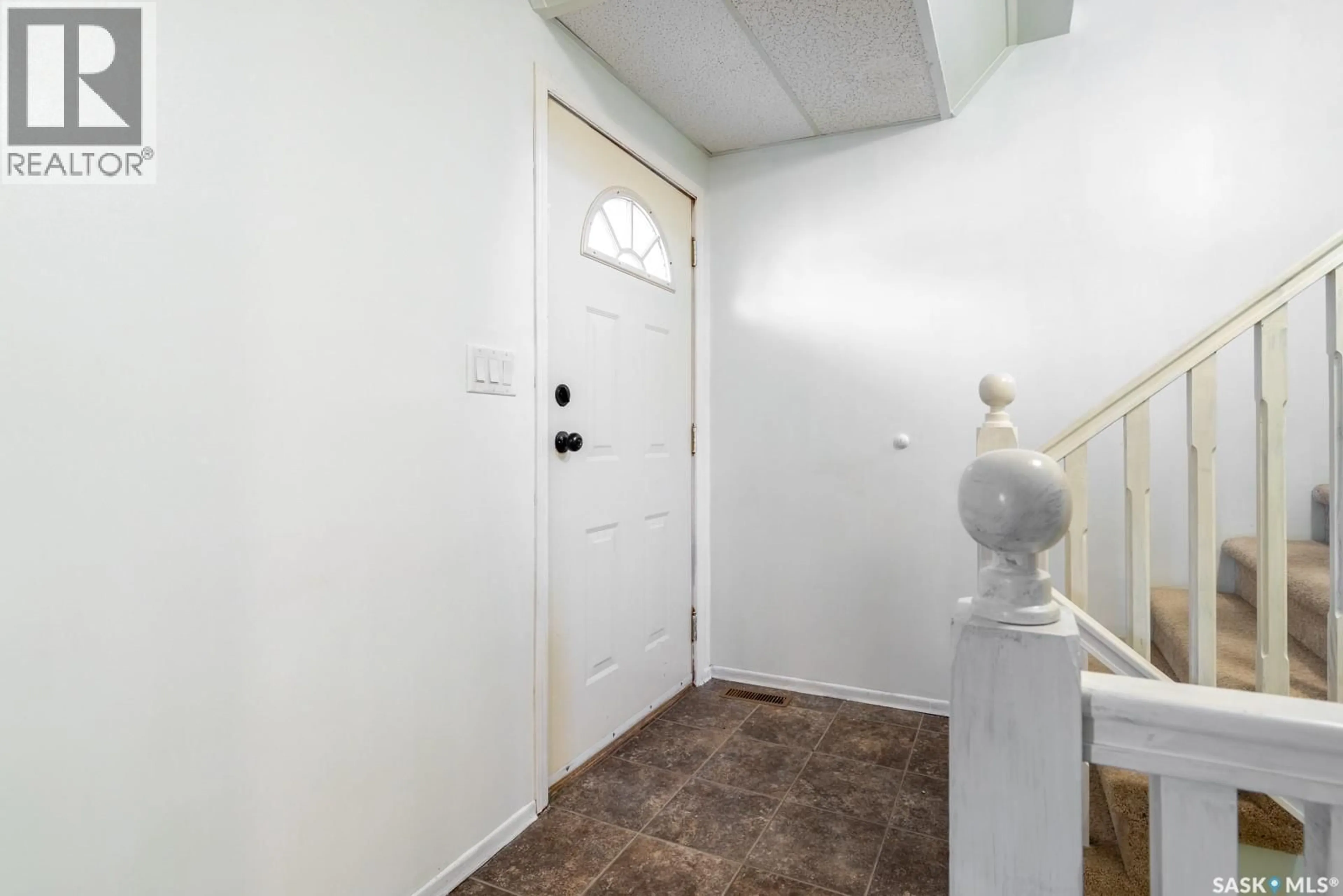 Indoor entryway for 279 ANGUS STREET, Regina Saskatchewan S4R3H4