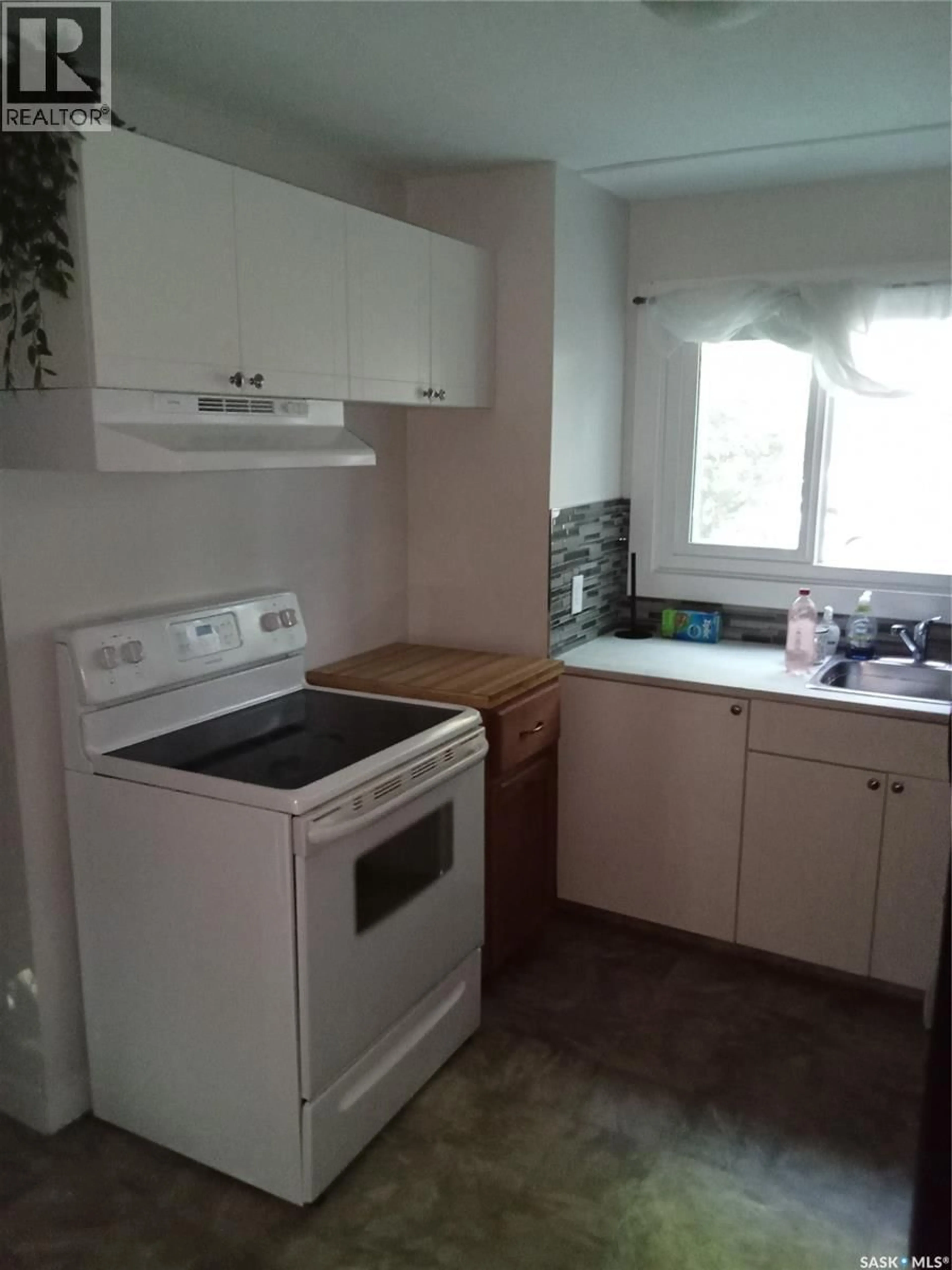 Standard kitchen, unknown for 125 S AVENUE S, Saskatoon Saskatchewan S7M2Z7